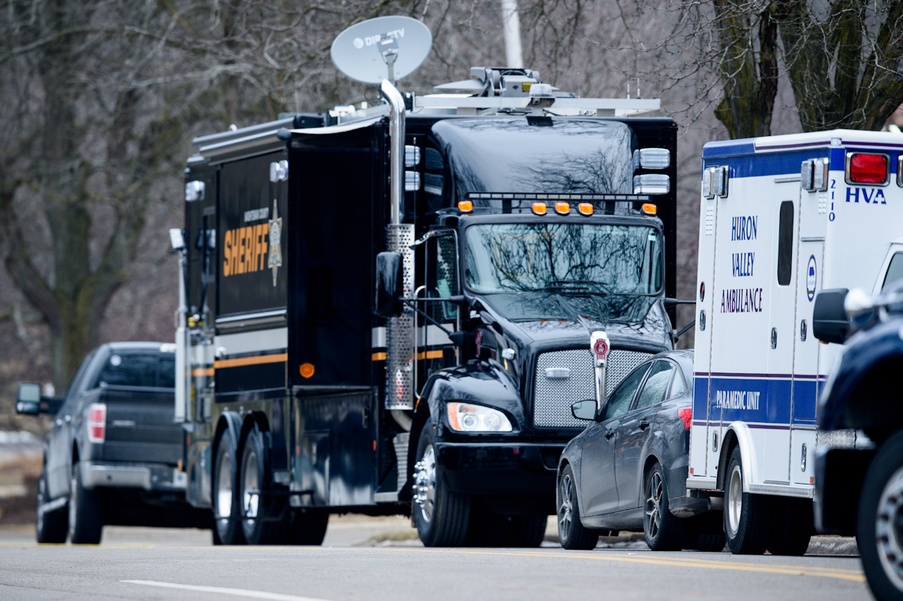 Police respond to barricaded gunman near Glencoe Hills Apartments