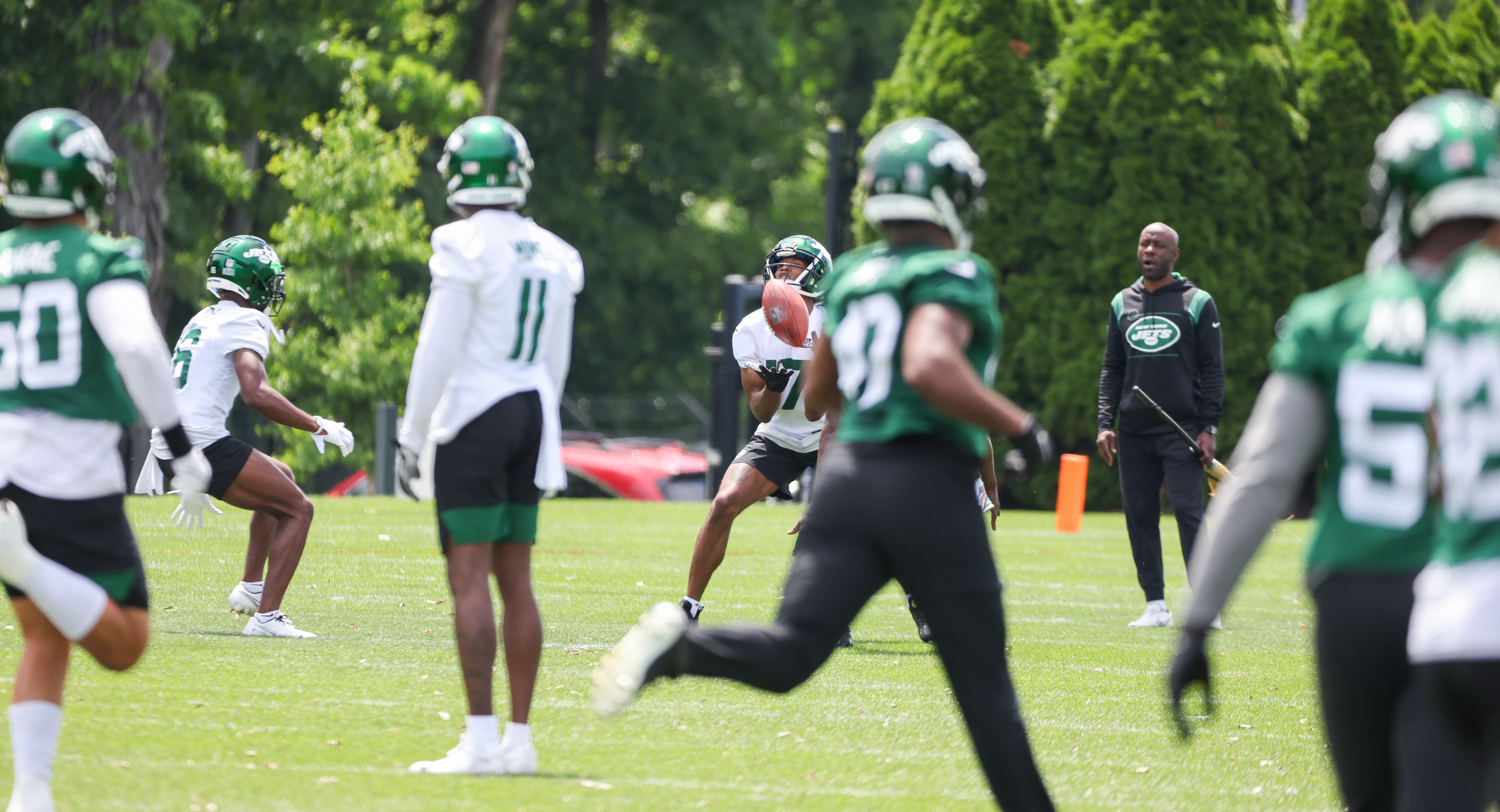 Jets' Mekhi Becton got himself C.J. Uzomah's Zach Wilson t-shirt