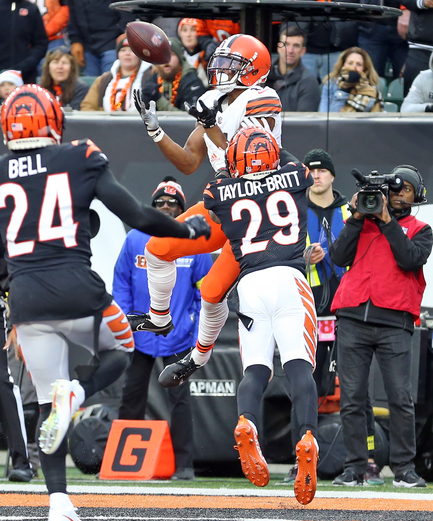 Cleveland Browns wide receiver David Bell (18) makes a catch as he warms up  before an