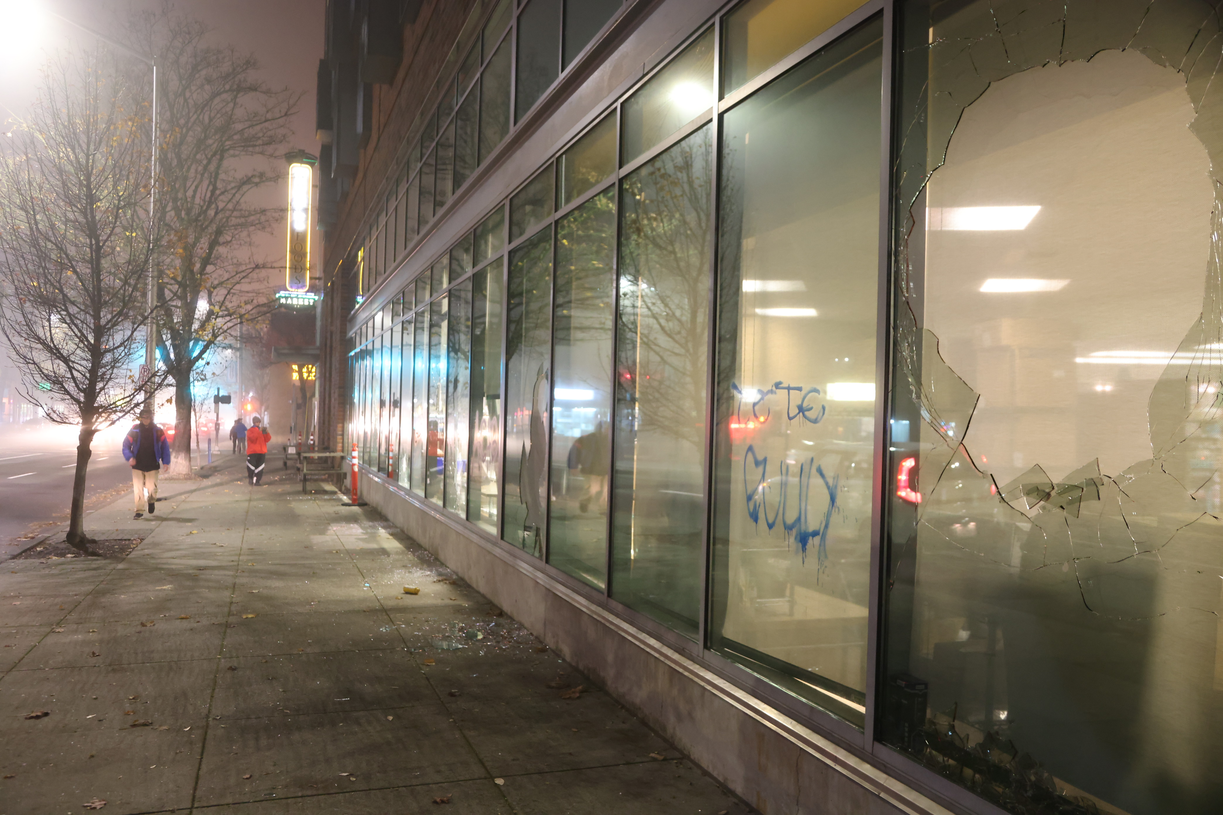 Protesters break windows of NE Portland businesses - oregonlive.com