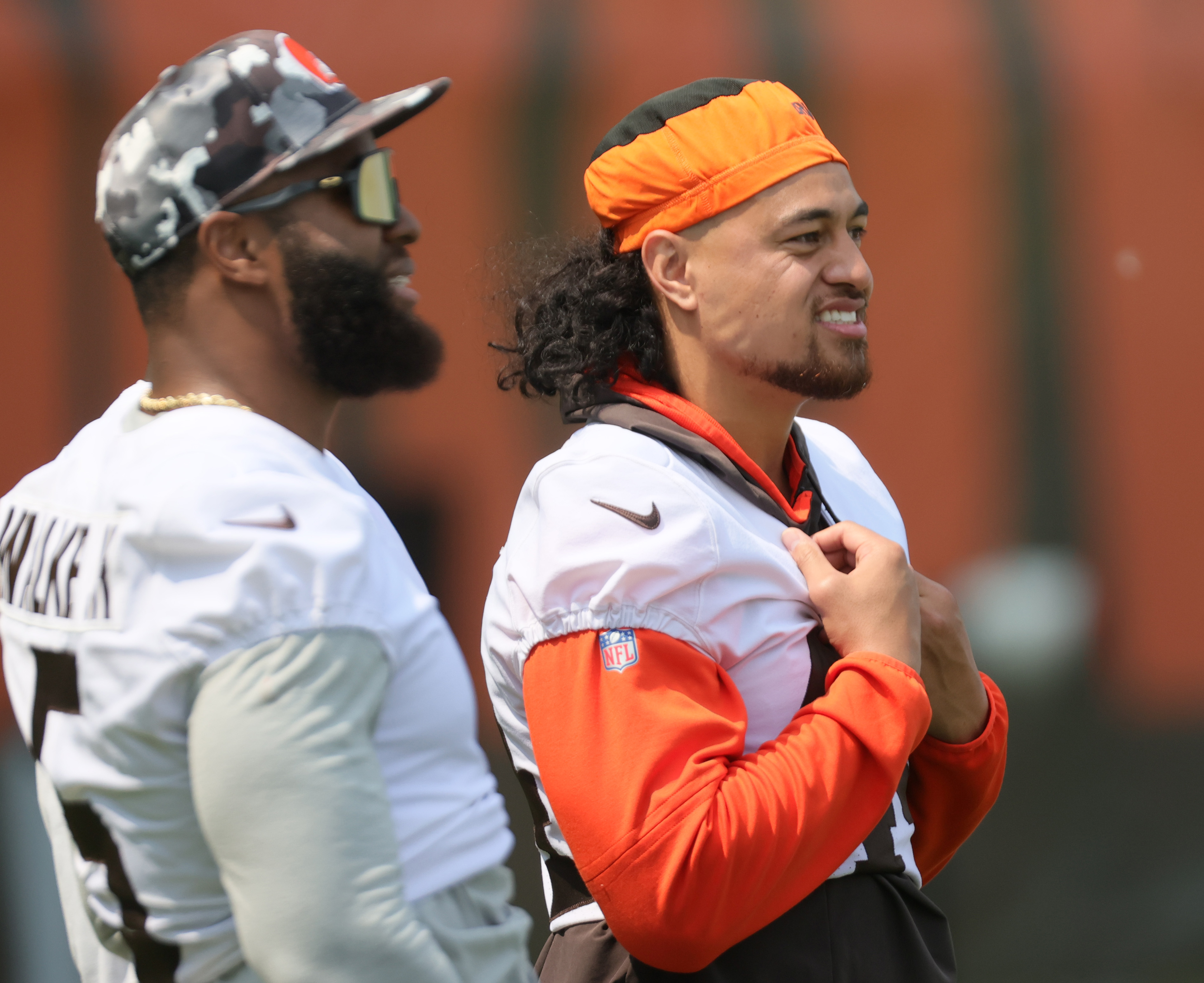 Cleveland Browns linebacker Sione Takitaki walks off the field after the  NFL football team's training camp, Thursday, July 28, 2022, in Berea, Ohio.  (AP Photo/Nick Cammett Stock Photo - Alamy