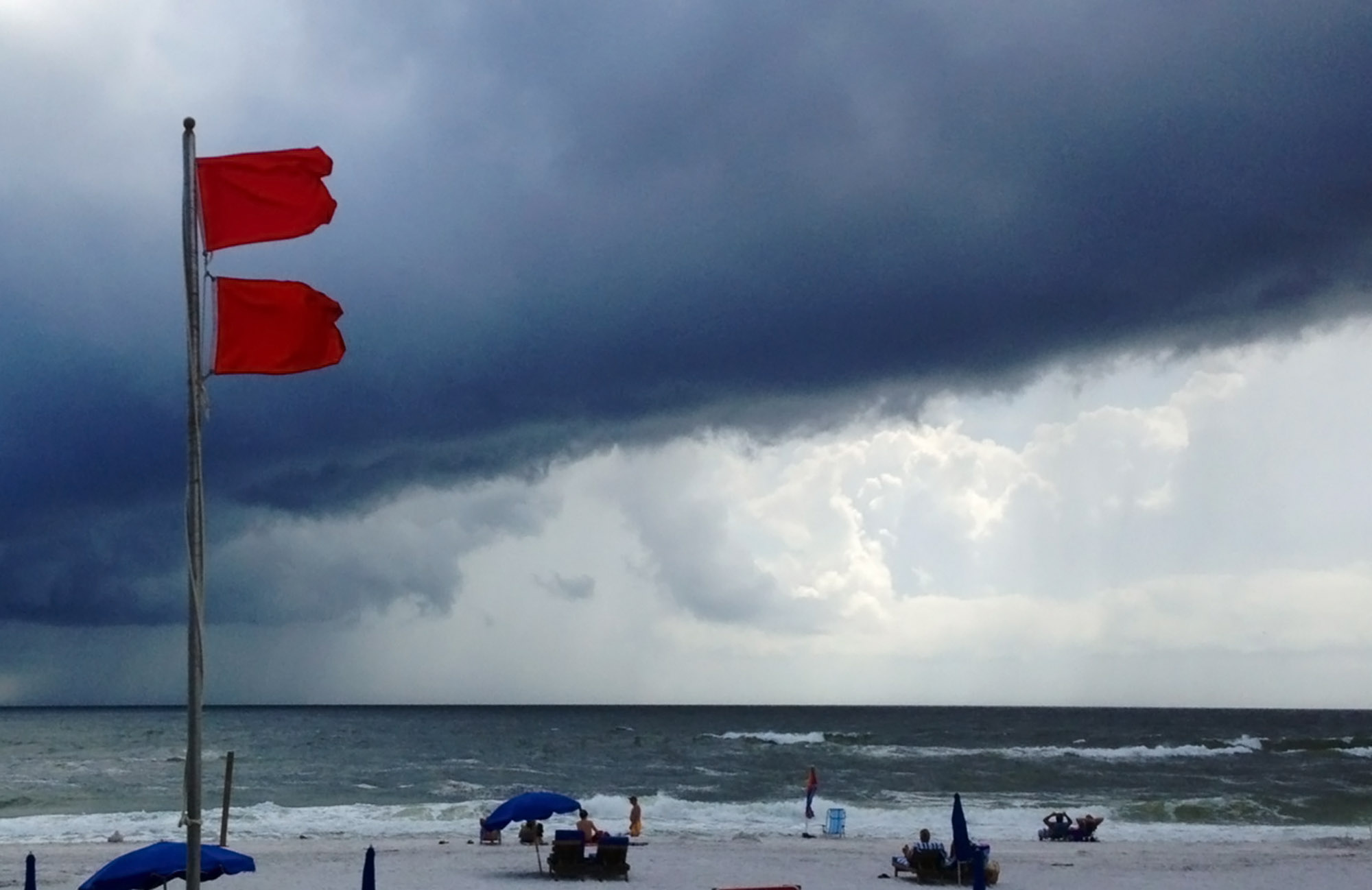 cambio de banderas en la playa de Ciudad de Panamá;  Medusas en Destin