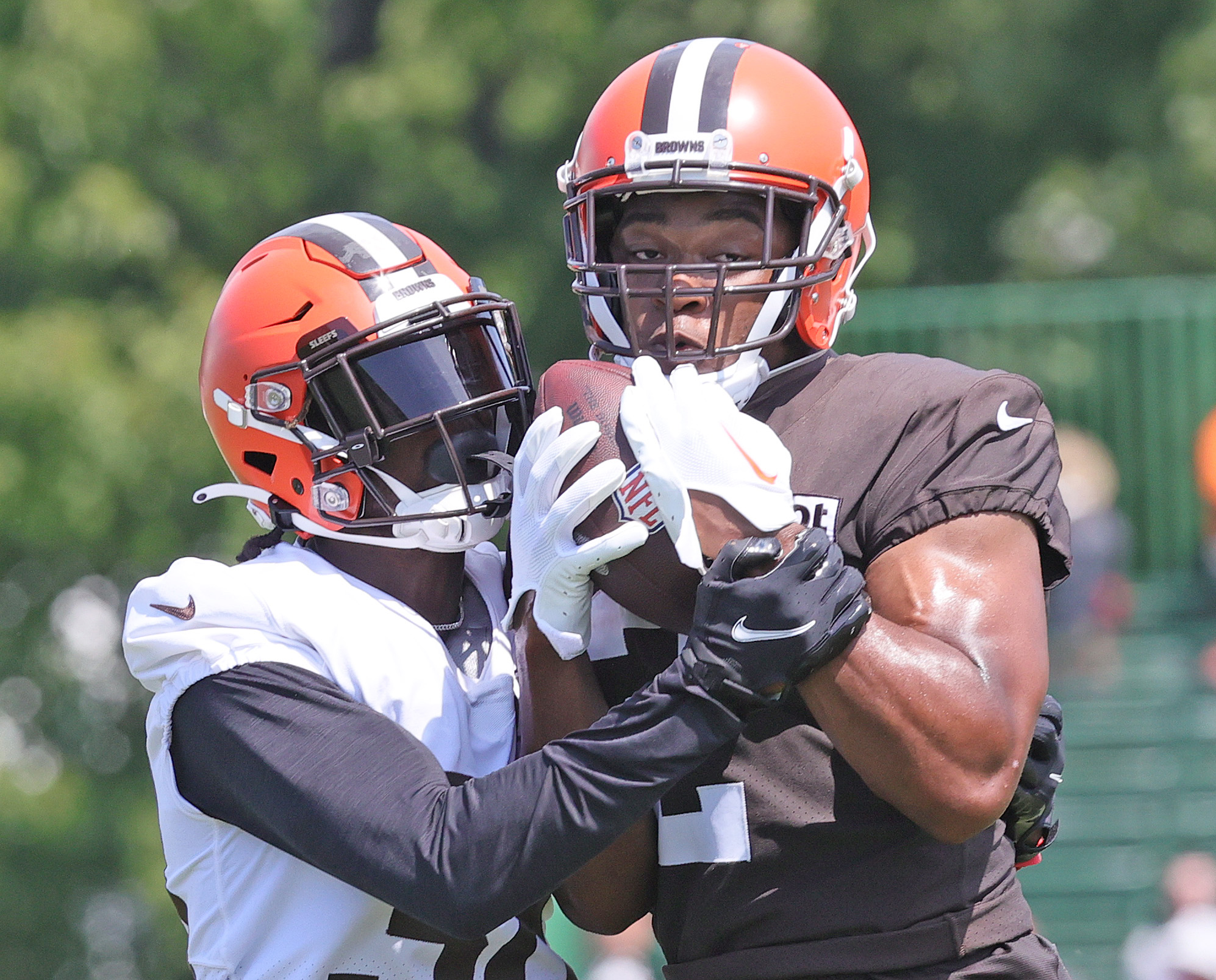 Cleveland Browns linebacker Tony Fields II (42) and cornerback