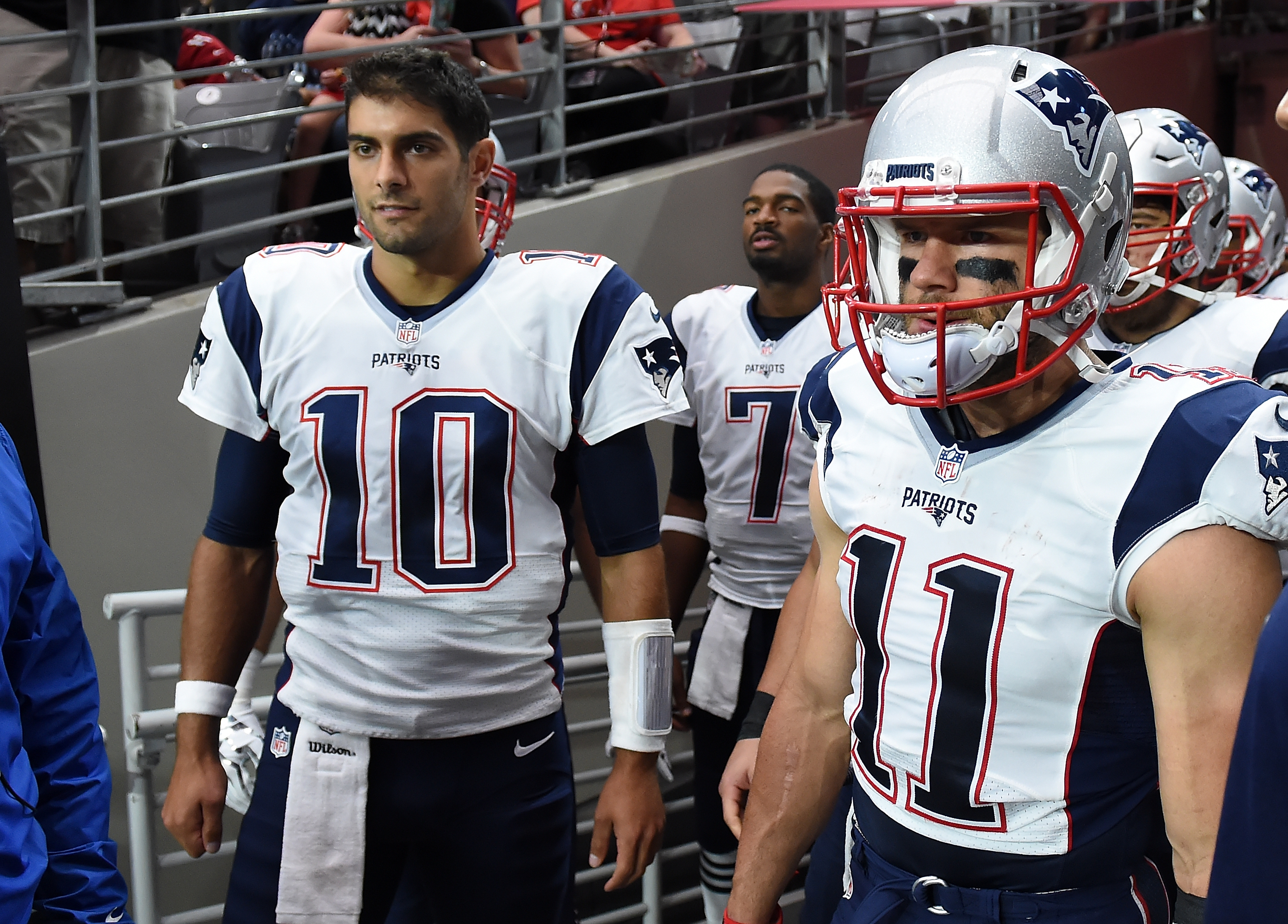 Patriots' QB Garoppolo leaves game with shoulder injury