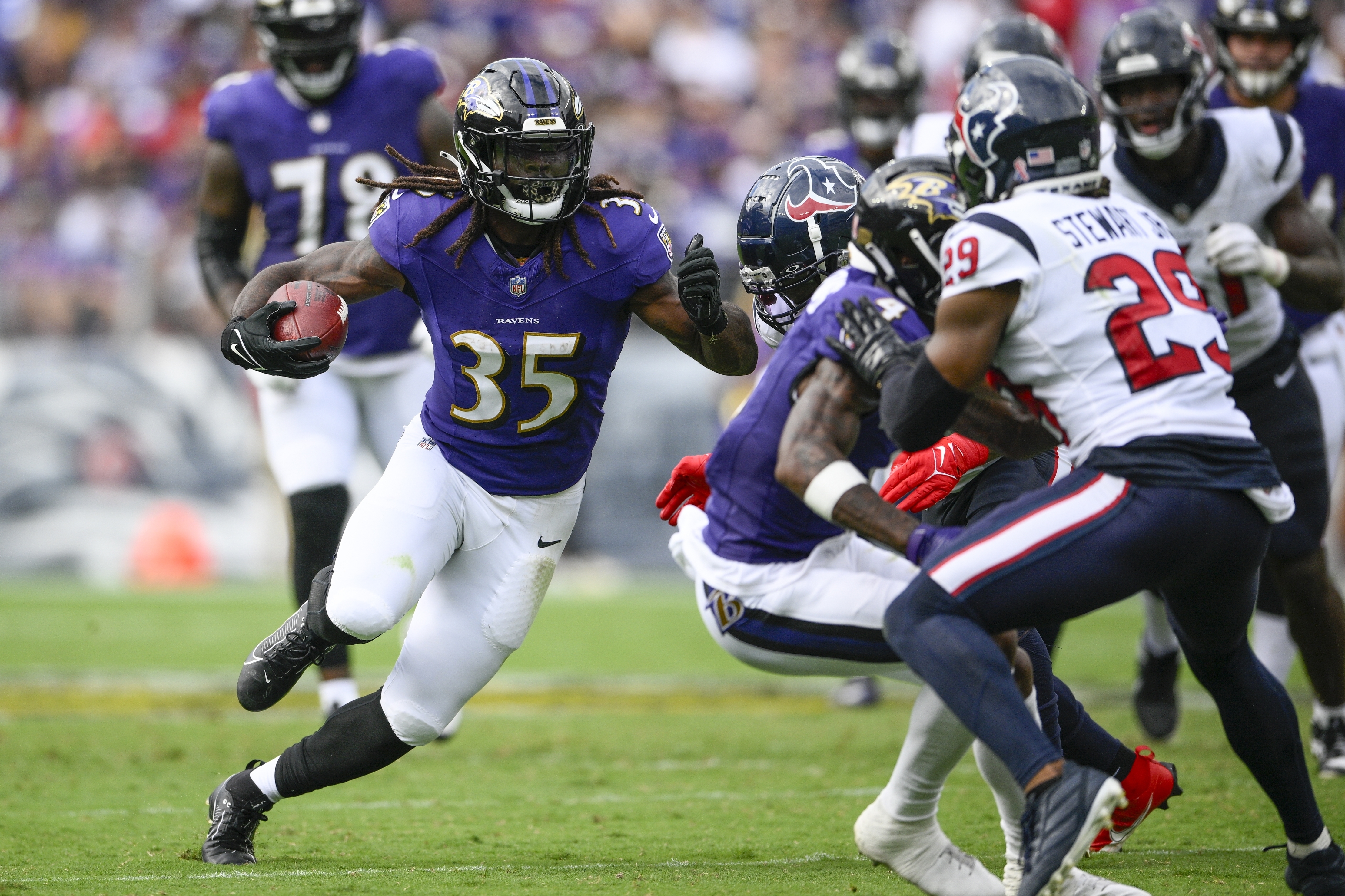 Gus Edwards' 2 TDs lead Ravens to victory over Browns