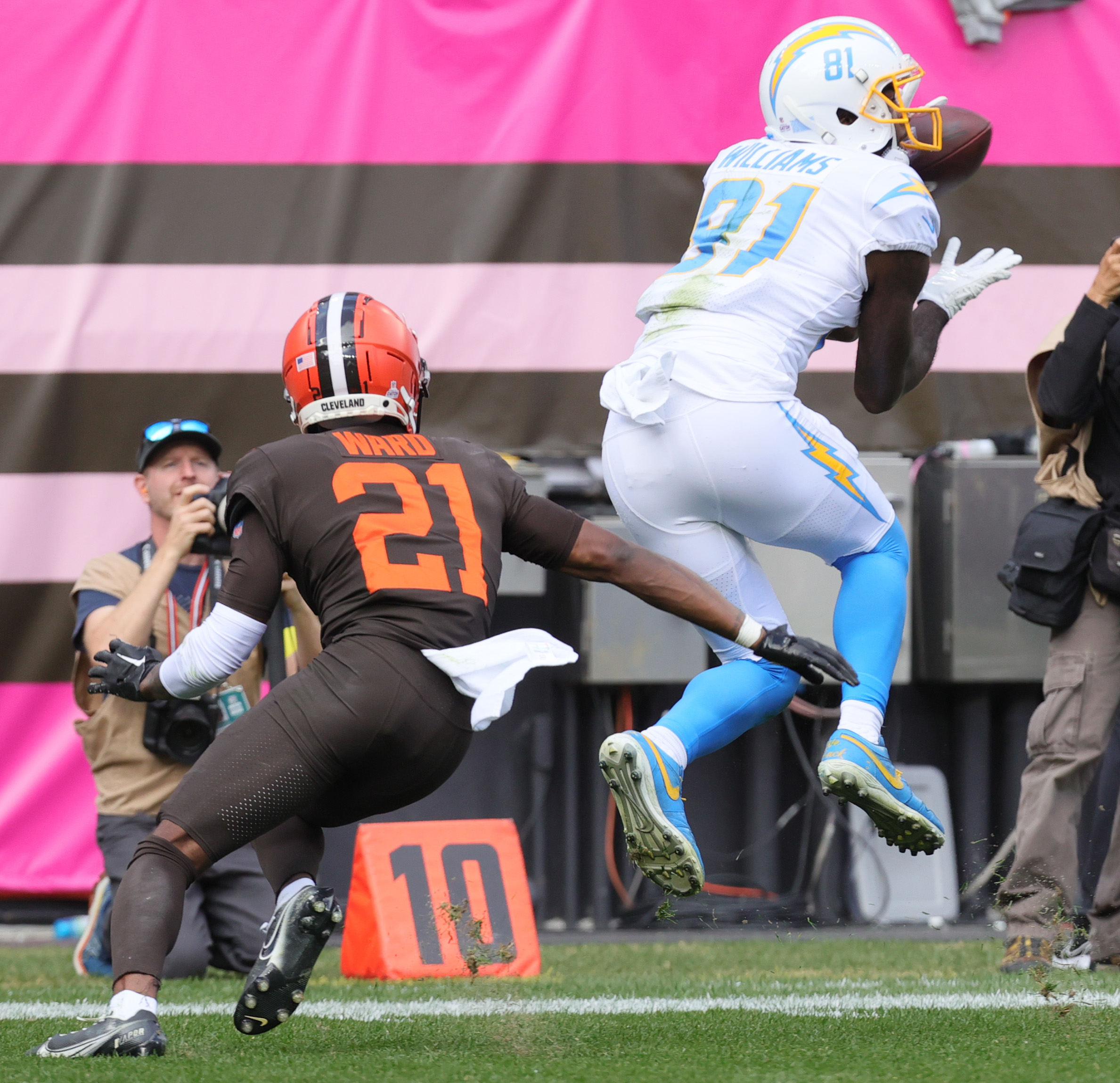 Browns can't overcome bad defense again in 30-28 loss to Chargers, as York  misses game-winner - Dawgs By Nature