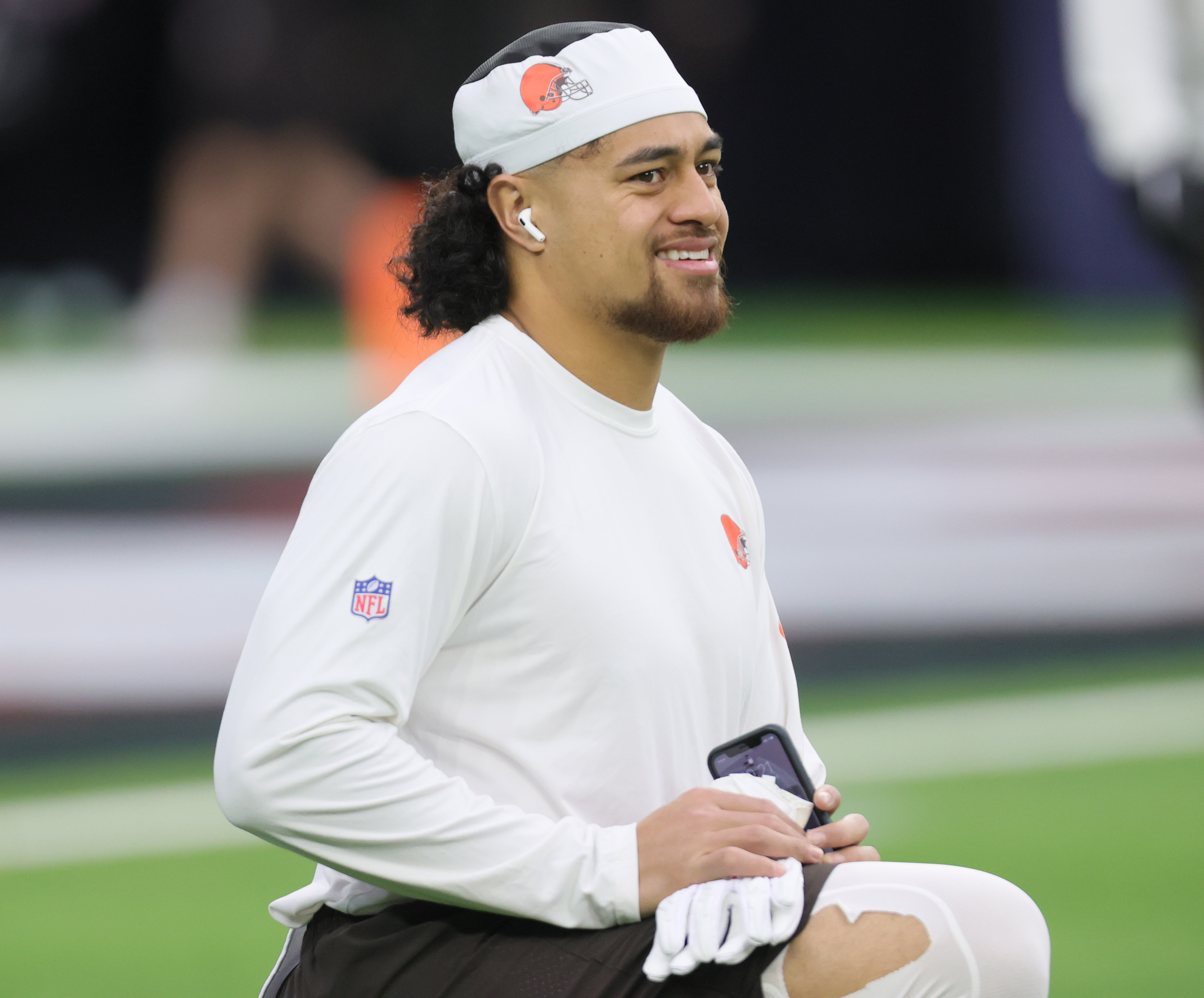 Browns linebacker Sione Takitaki helped off field vs. Texans, carted to  locker room 