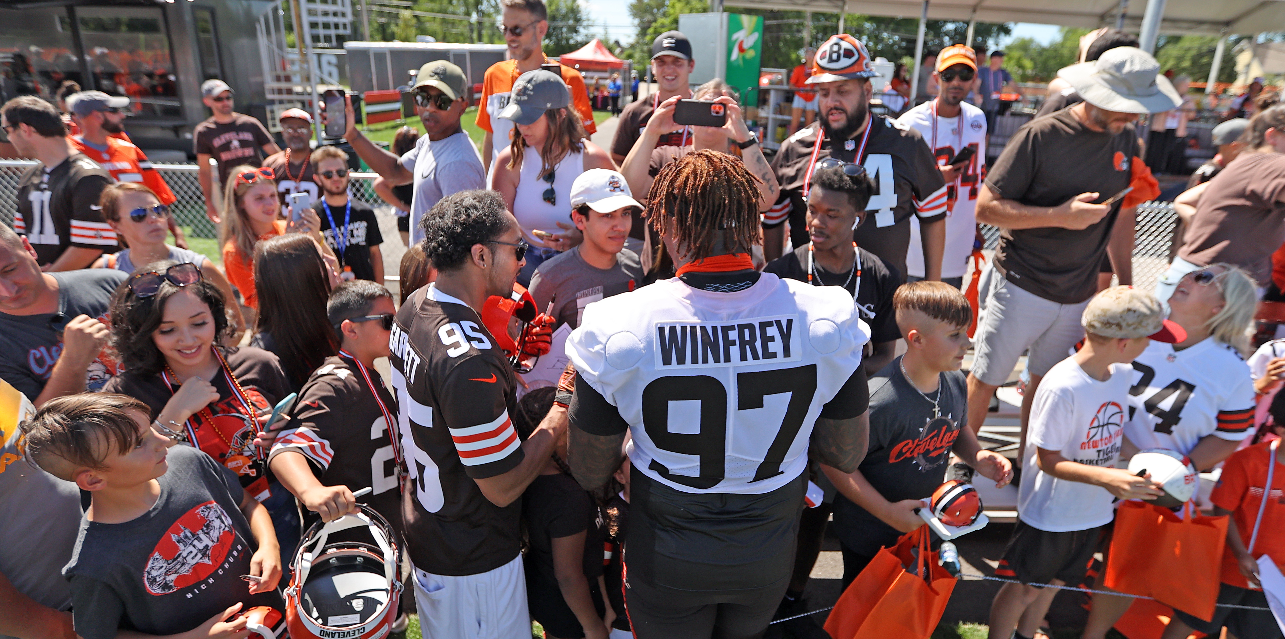 Cleveland Browns: What's up with Perrion Winfrey's contract? - Dawgs By  Nature