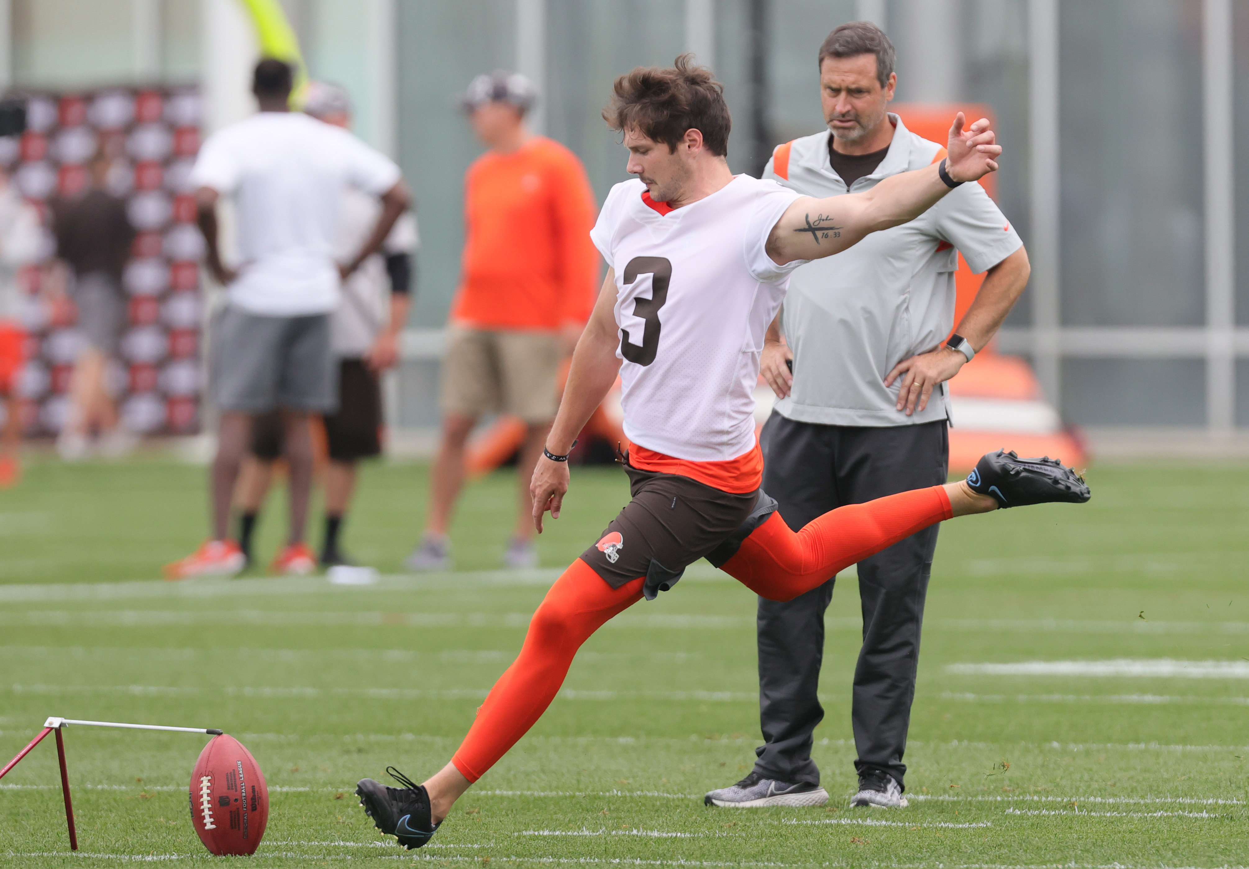 Browns sign kicker Cade York to rookie contract 