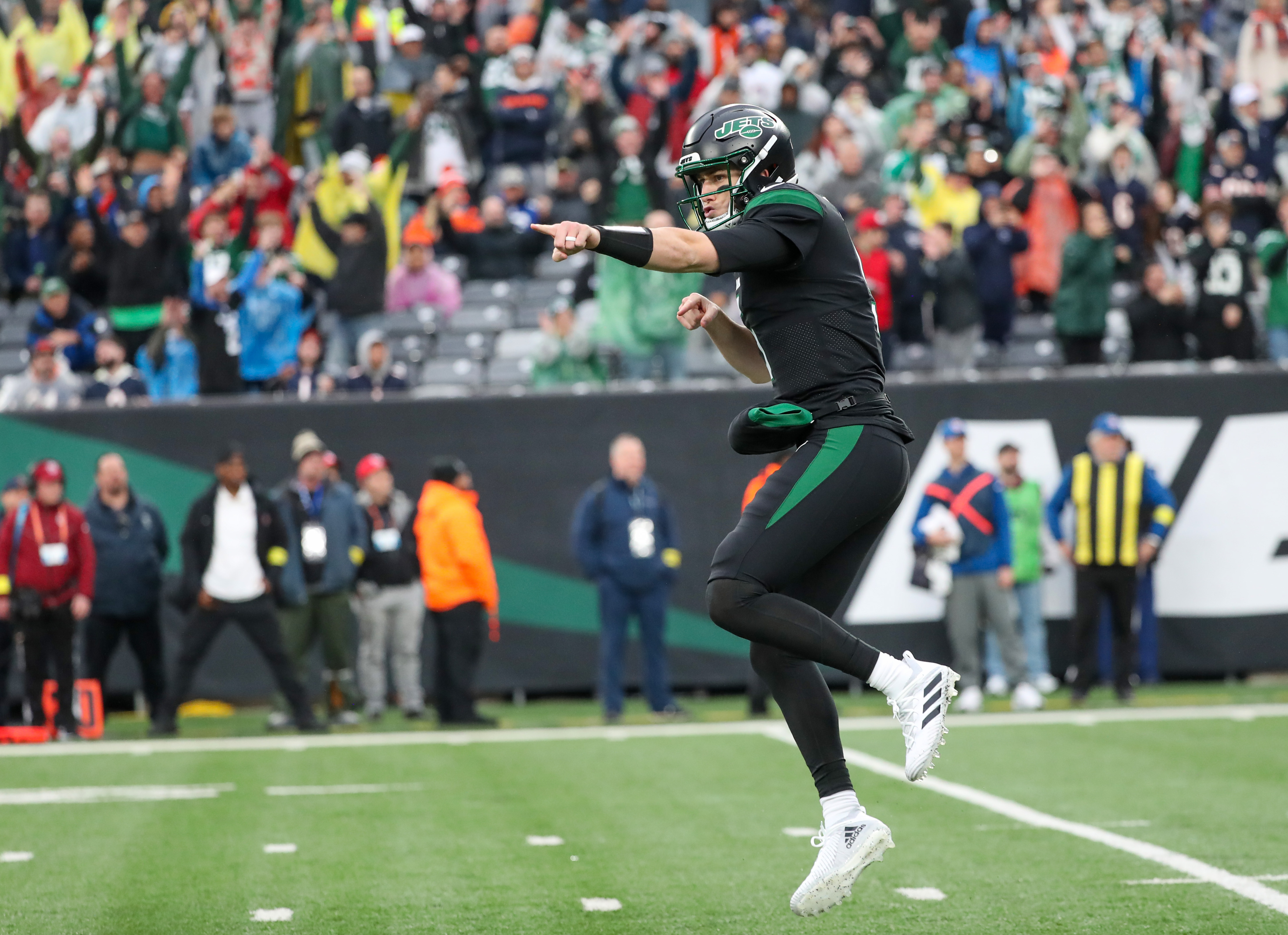 EAST RUTHERFORD, NJ - NOVEMBER 27: New York Jets quarterback Mike White (5)  during the National Football League game between the New York Jets and the  Chicago Bears on November 27, 2022