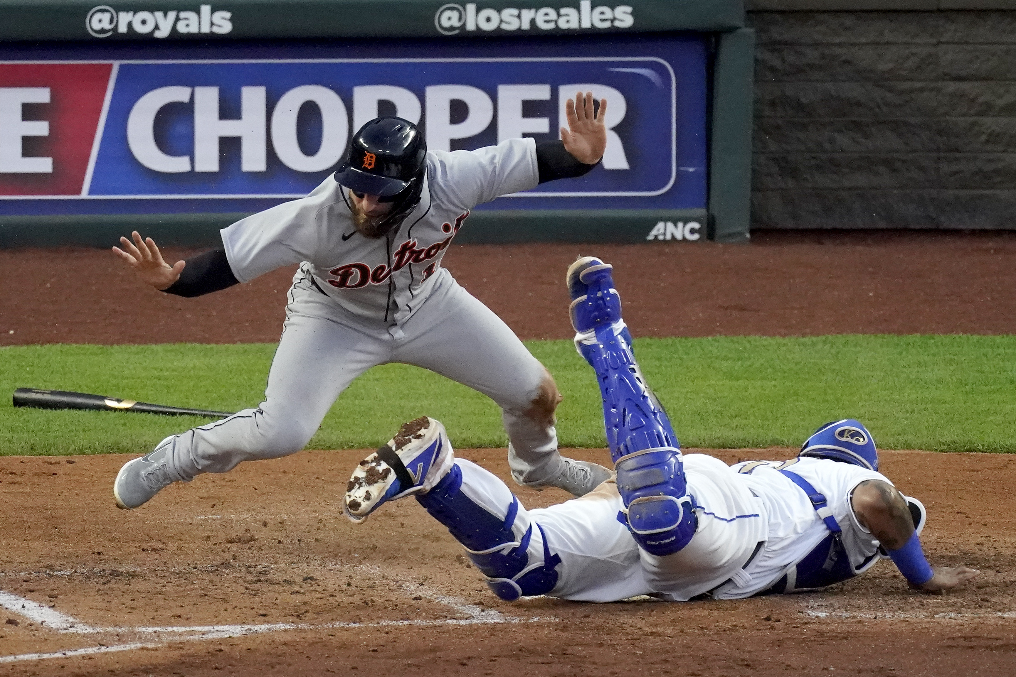 Salvador Perez hits game-winning grand slam with Miguel Cabrera's bat