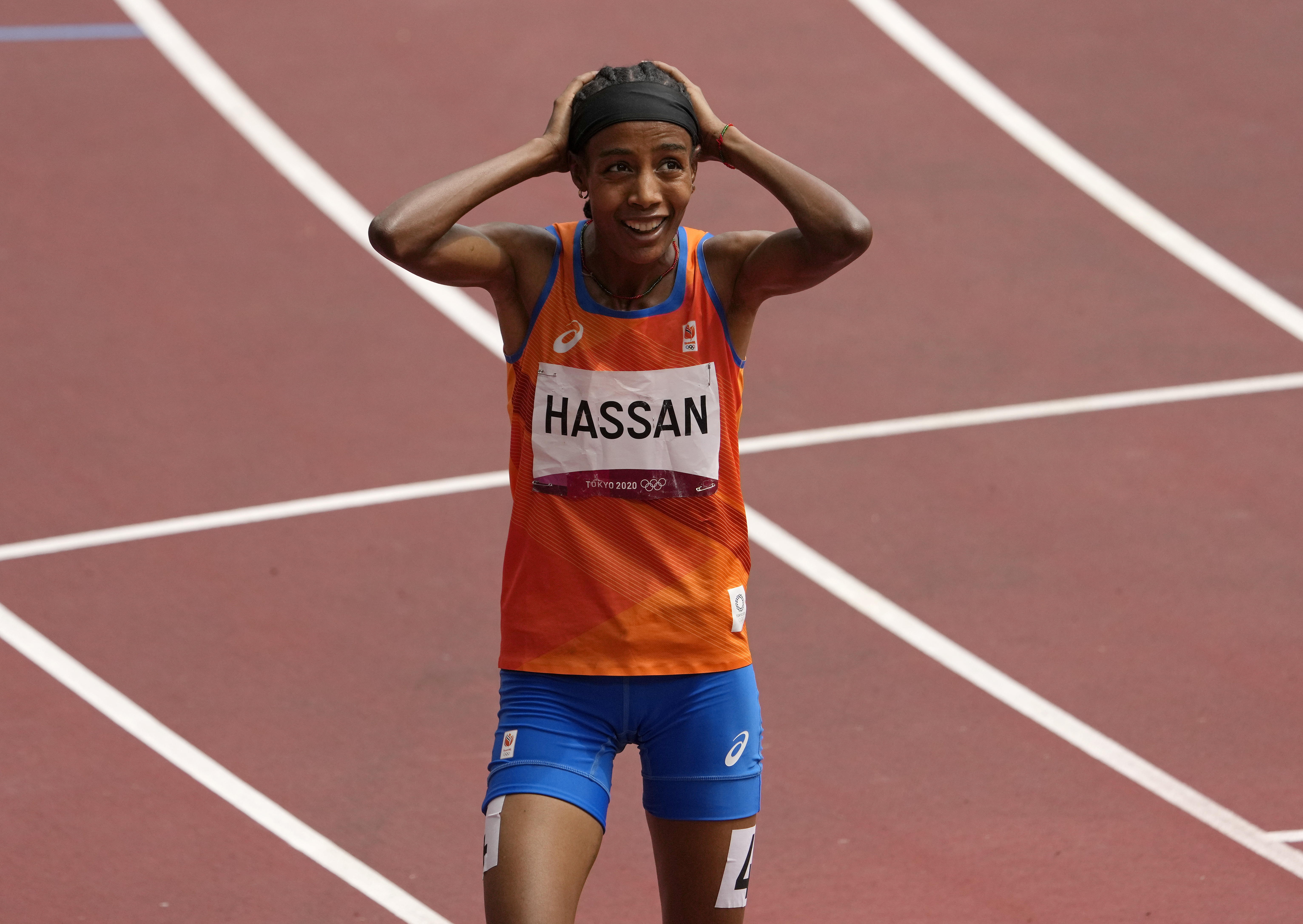 Netherlands' Sifan Hassan falls, gets up and wins 1,500 heat at Tokyo  Olympics 