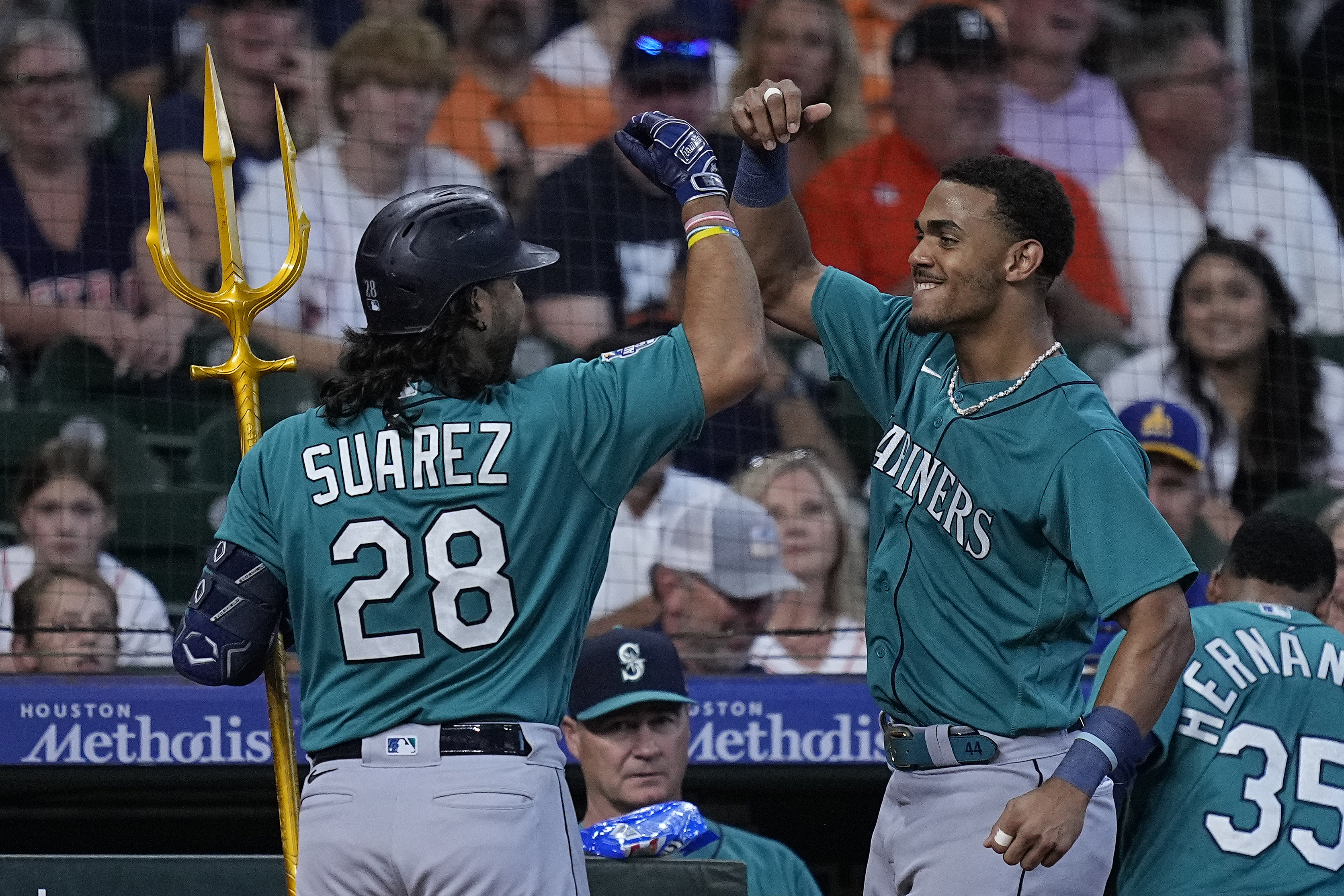Eugenio Suarez redeems earlier mistake with big home run as Mariners open  series in Texas with win, Mariners