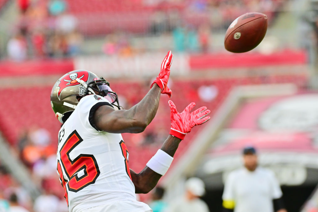 Julio Jones settles on number with Buccaneers 