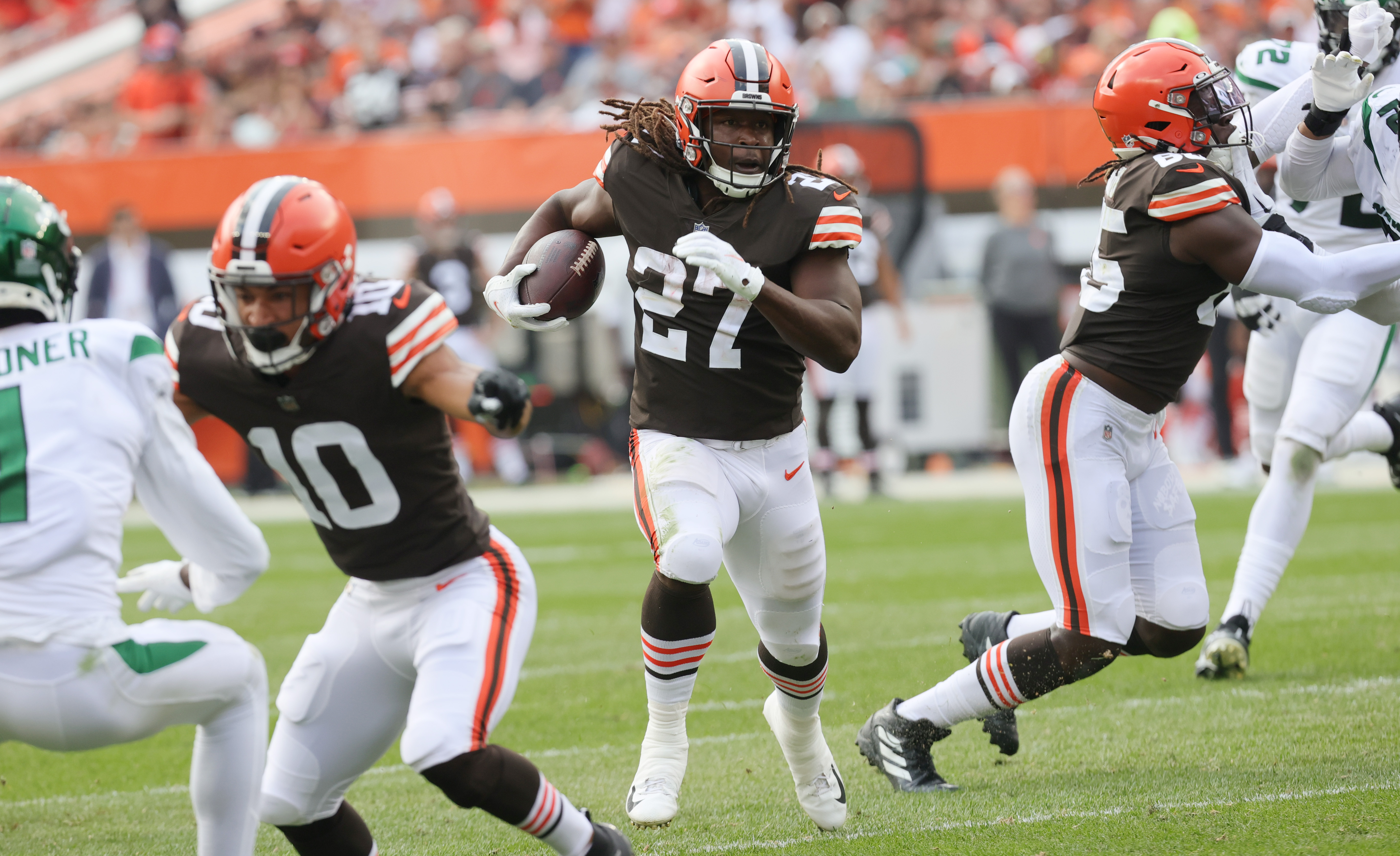 Cleveland Browns running back Nick Chubb jukes defender in open space for  15-yard pickup