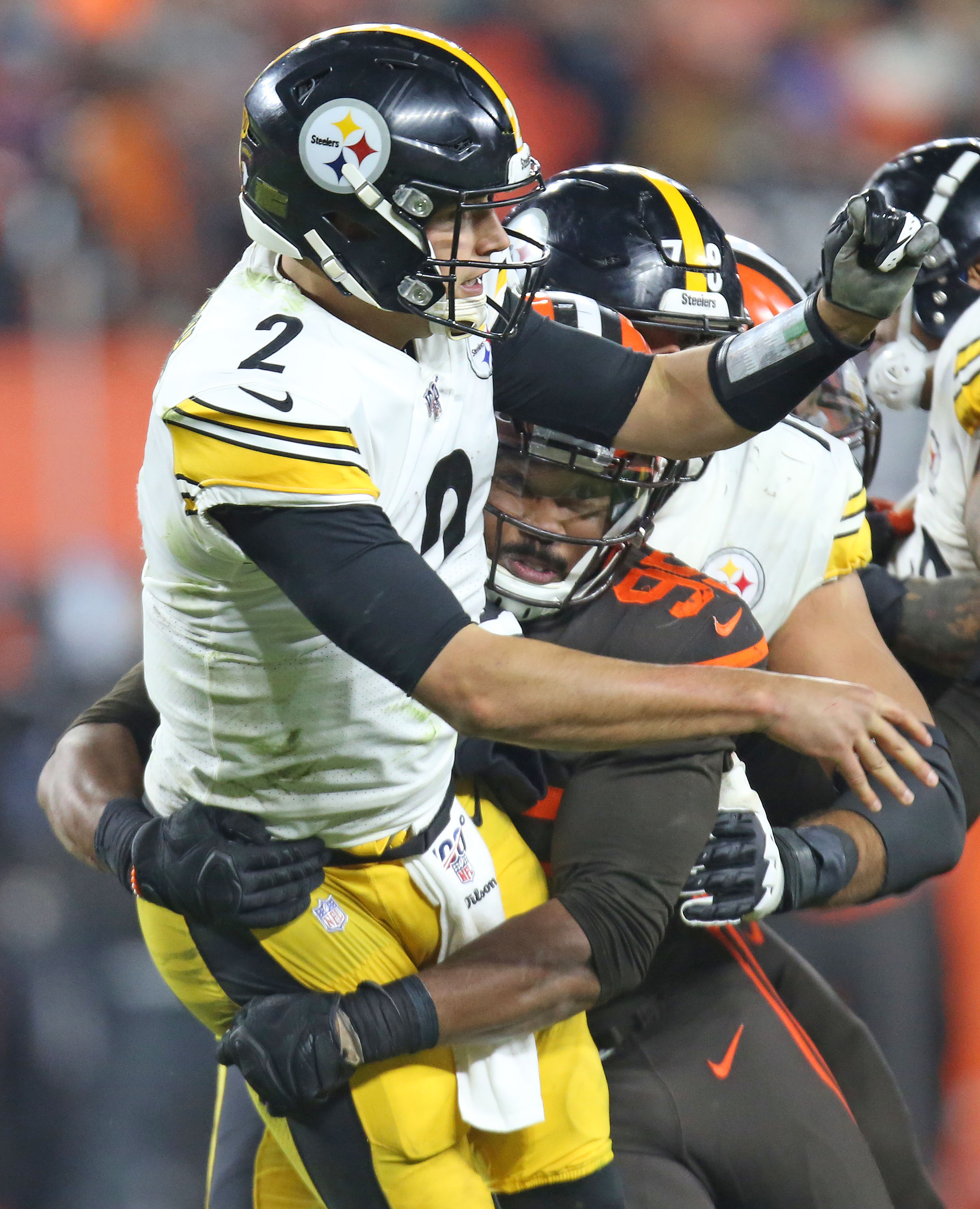 Cleveland Browns' Myles Garrett gets indefinite suspension after striking Pittsburgh  Steelers quarterback Mason Rudolph - Chicago Sun-Times