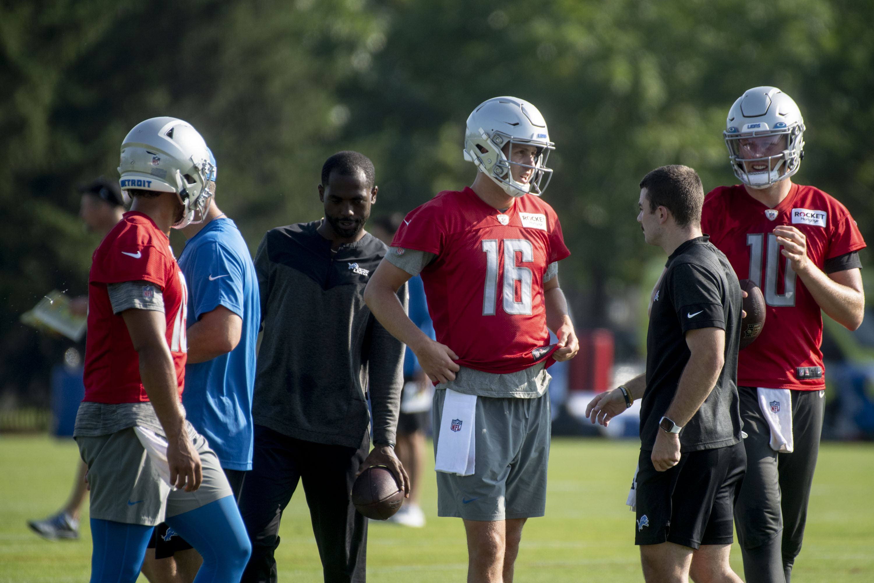 Former Detroit Lions player hosts youth football, STEAM camp at