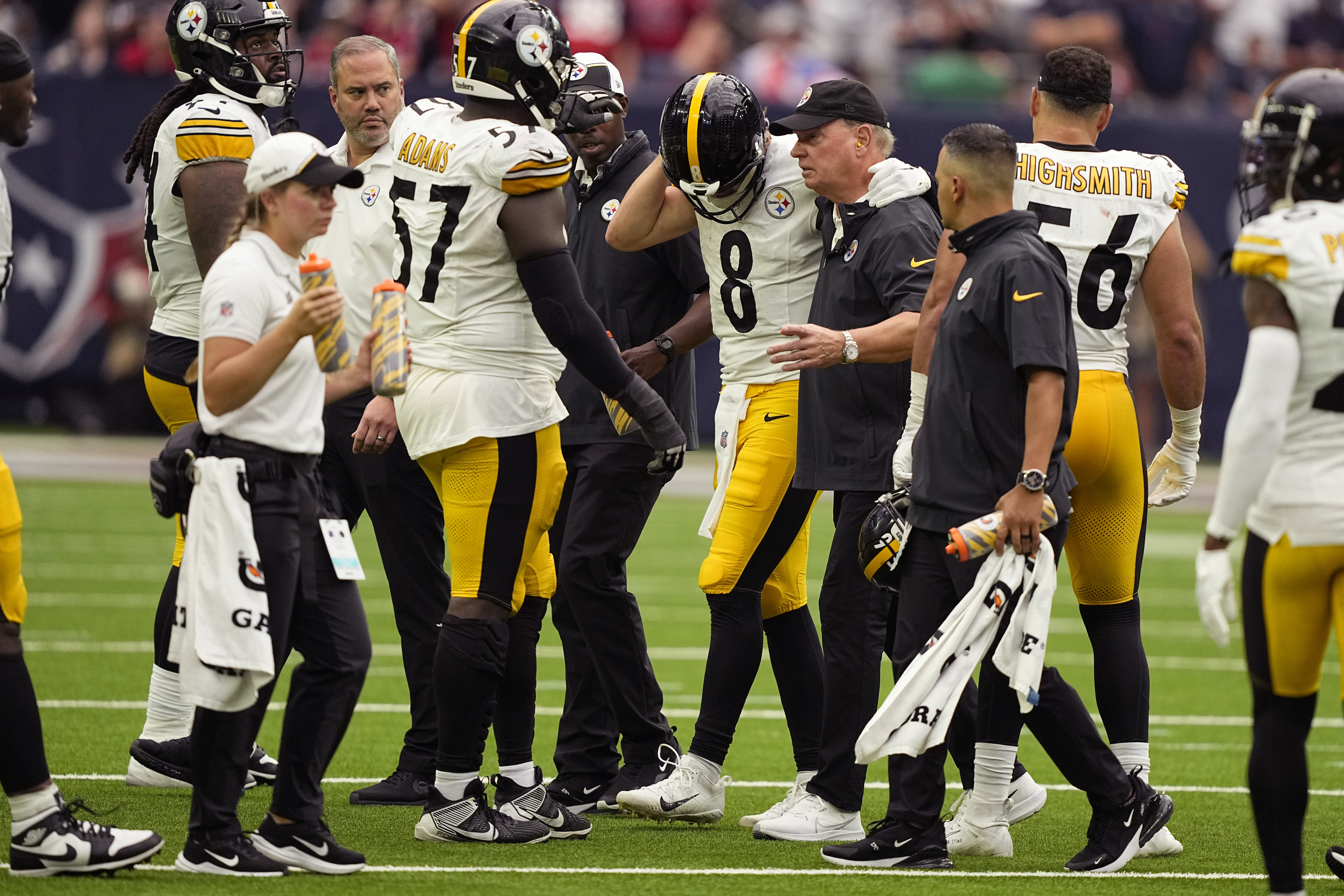 Steelers QB Kenny Pickett leaves loss vs. Texans with knee injury 
