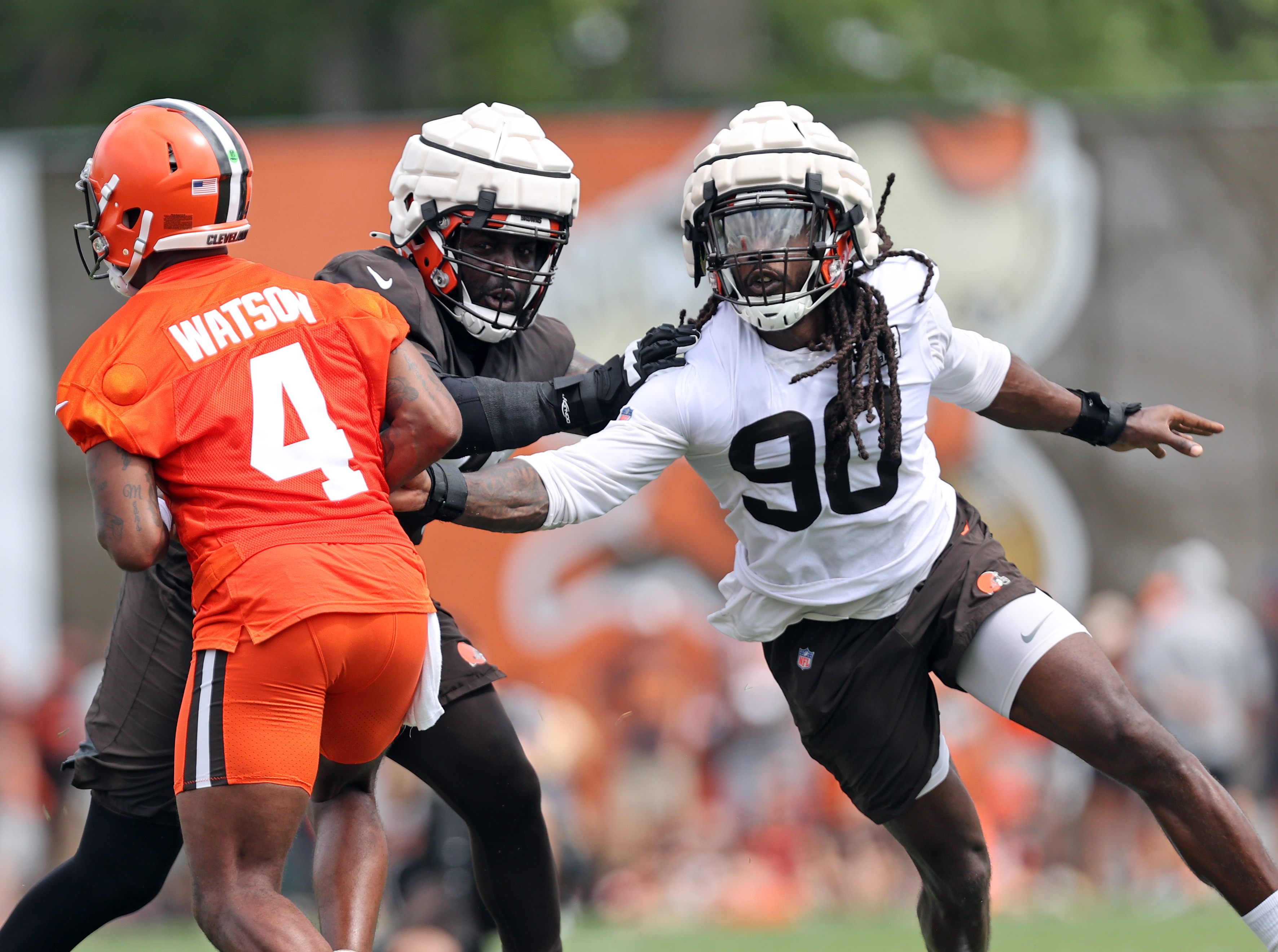 Browns' Jadeveon Clowney emotional in first game back in Houston