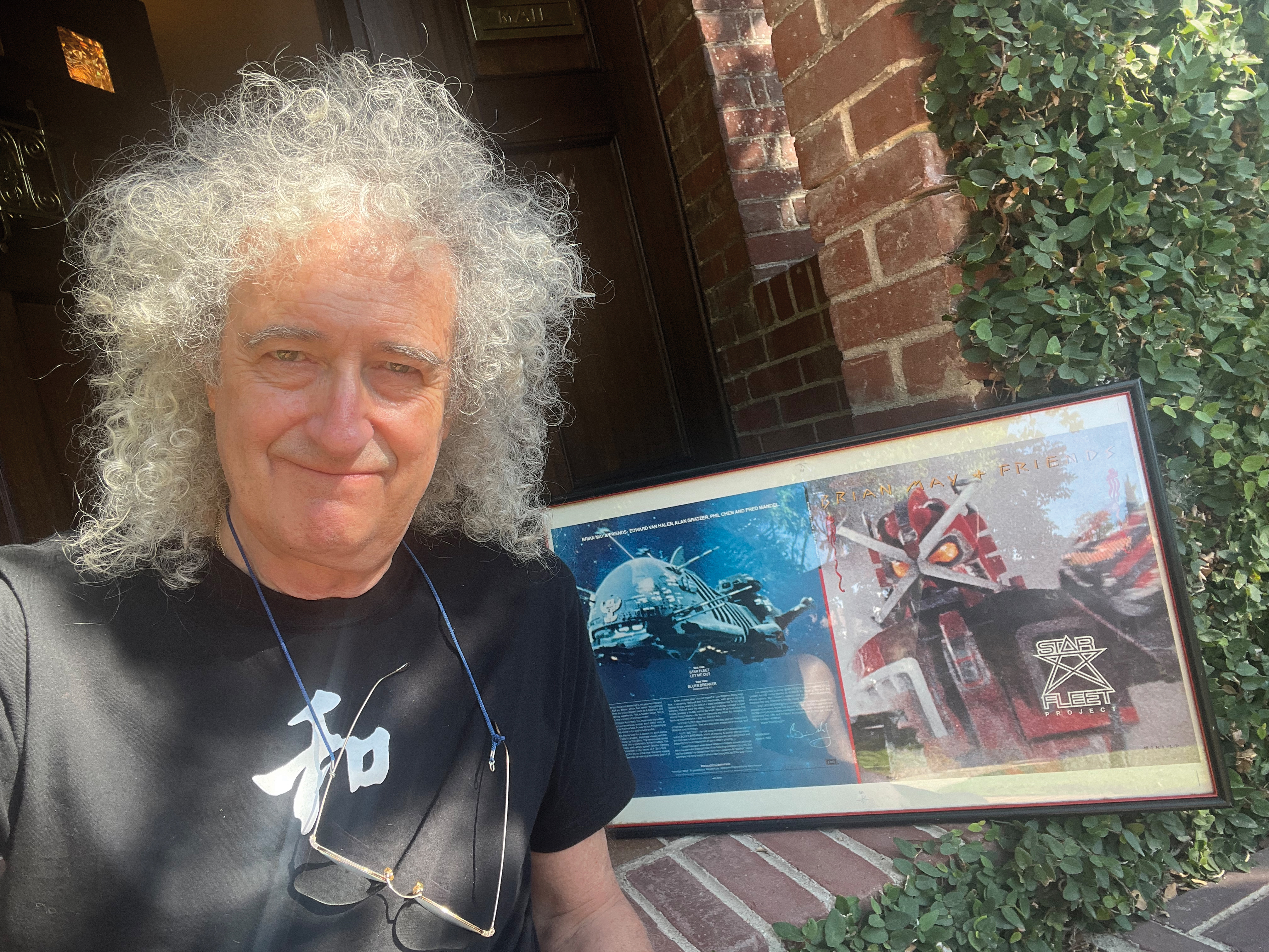 Brian May – Este es el Dr. May – habla sobre la reedición de «Project Star Fleet», Eddie Van Halen, Queen