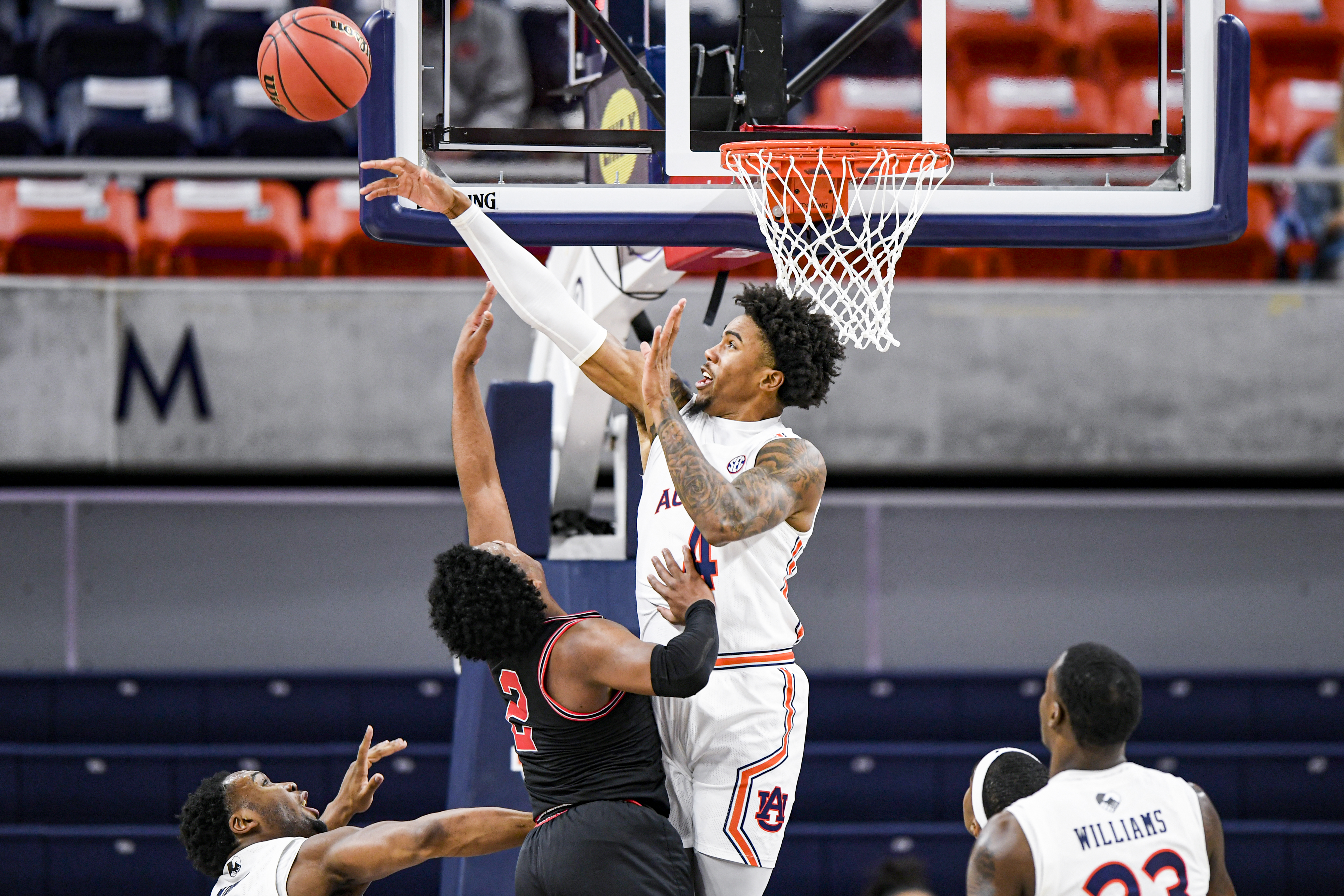 No. 19 Texas men's basketball escapes with a narrow 81-80 victory