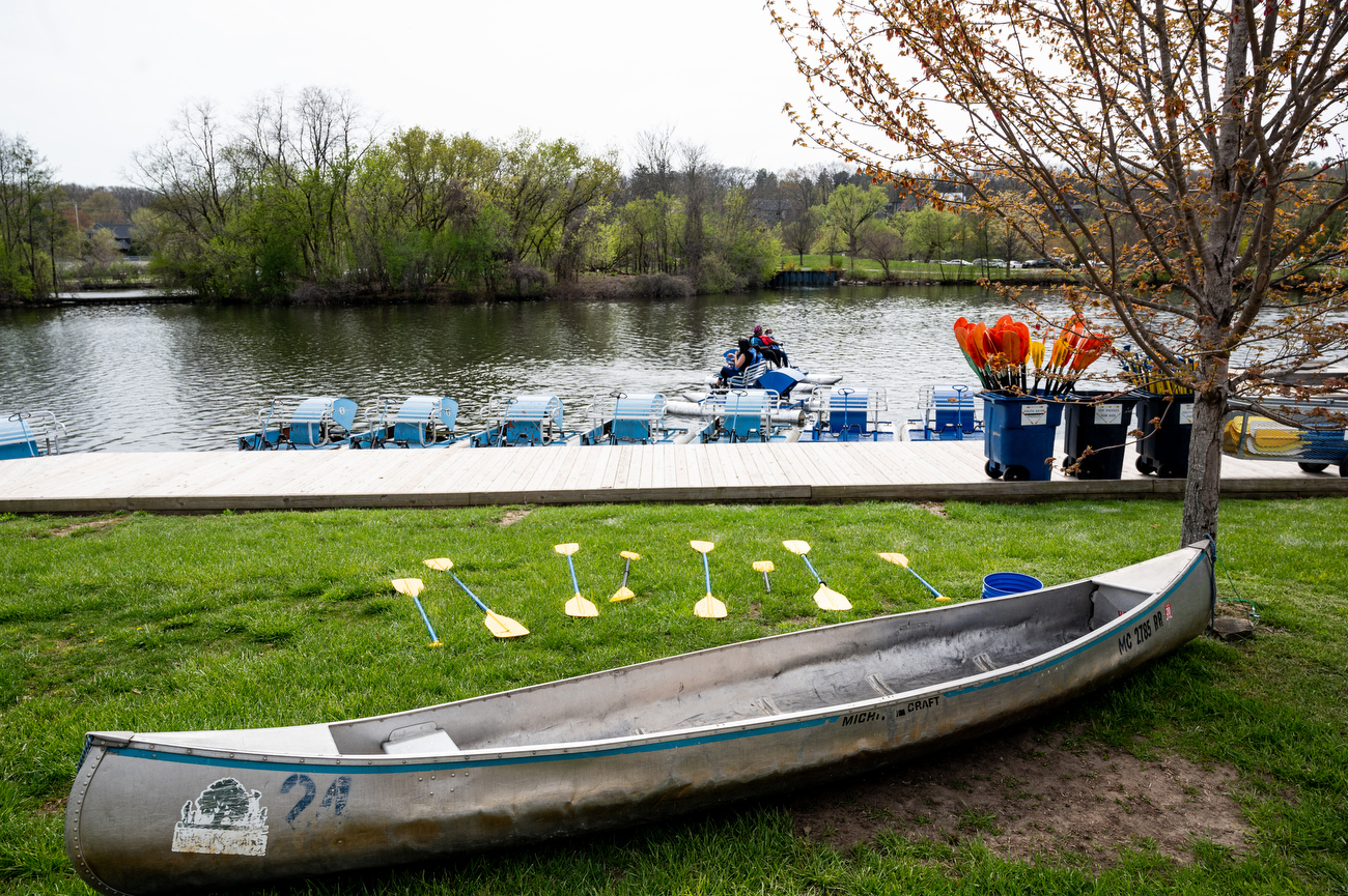 Warm weather draws kayakers, canoers to Gallup Park Canoe Livery