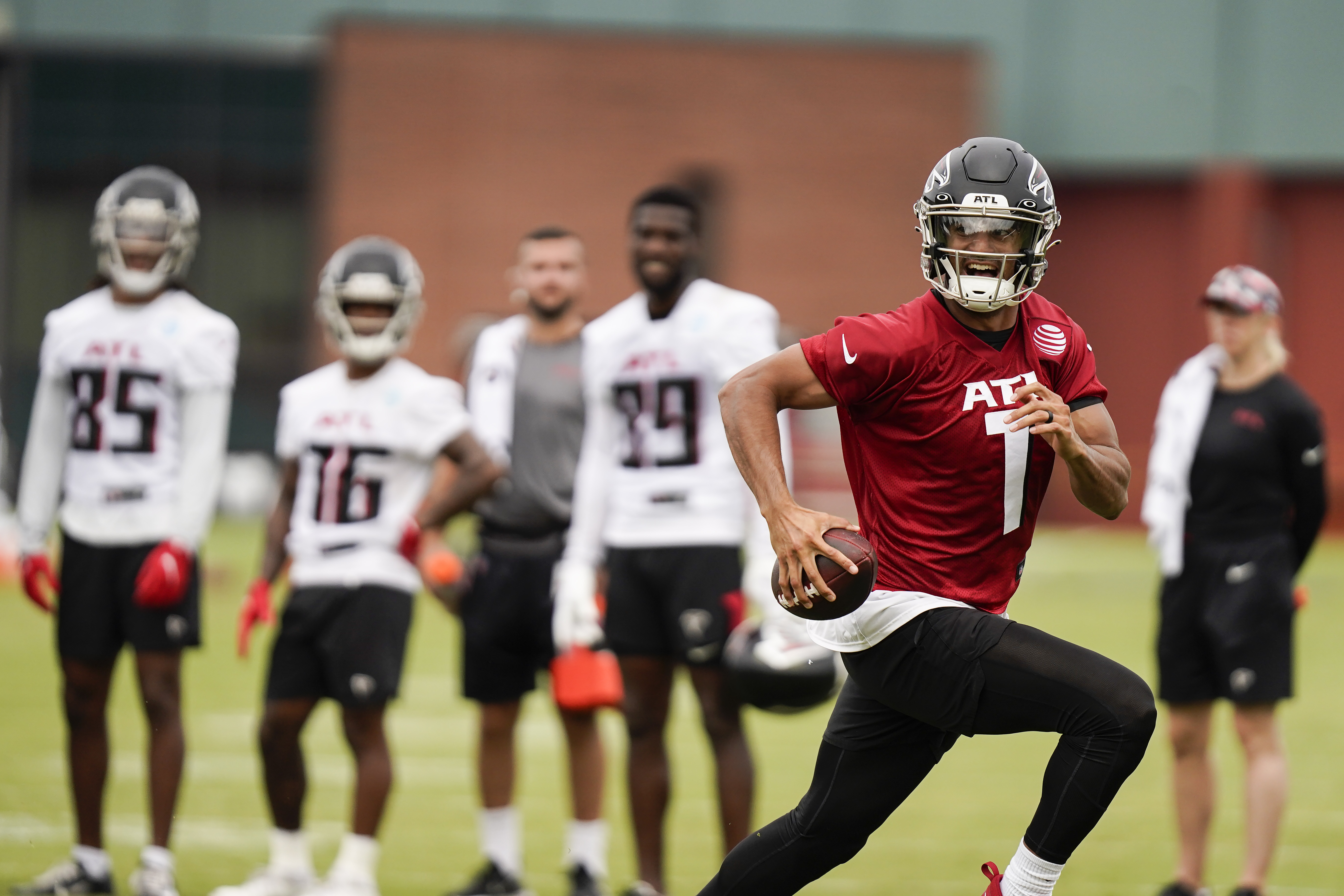 Oregon Football: Atlanta Falcons Release Former Ducks QB Marcus Mariota -  Sports Illustrated Oregon Ducks News, Analysis and More