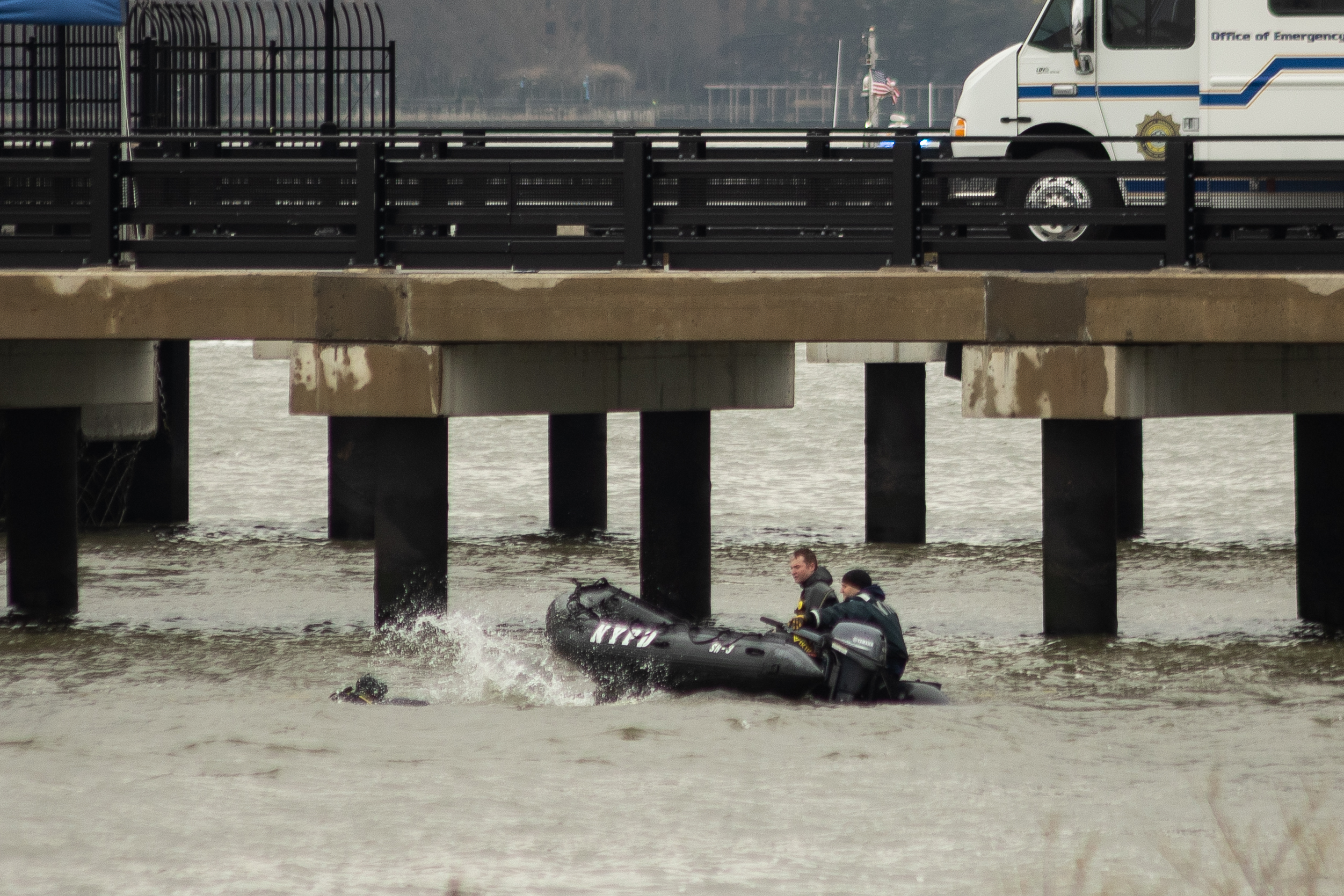 Divers resume search for helicopter parts after it crashed into