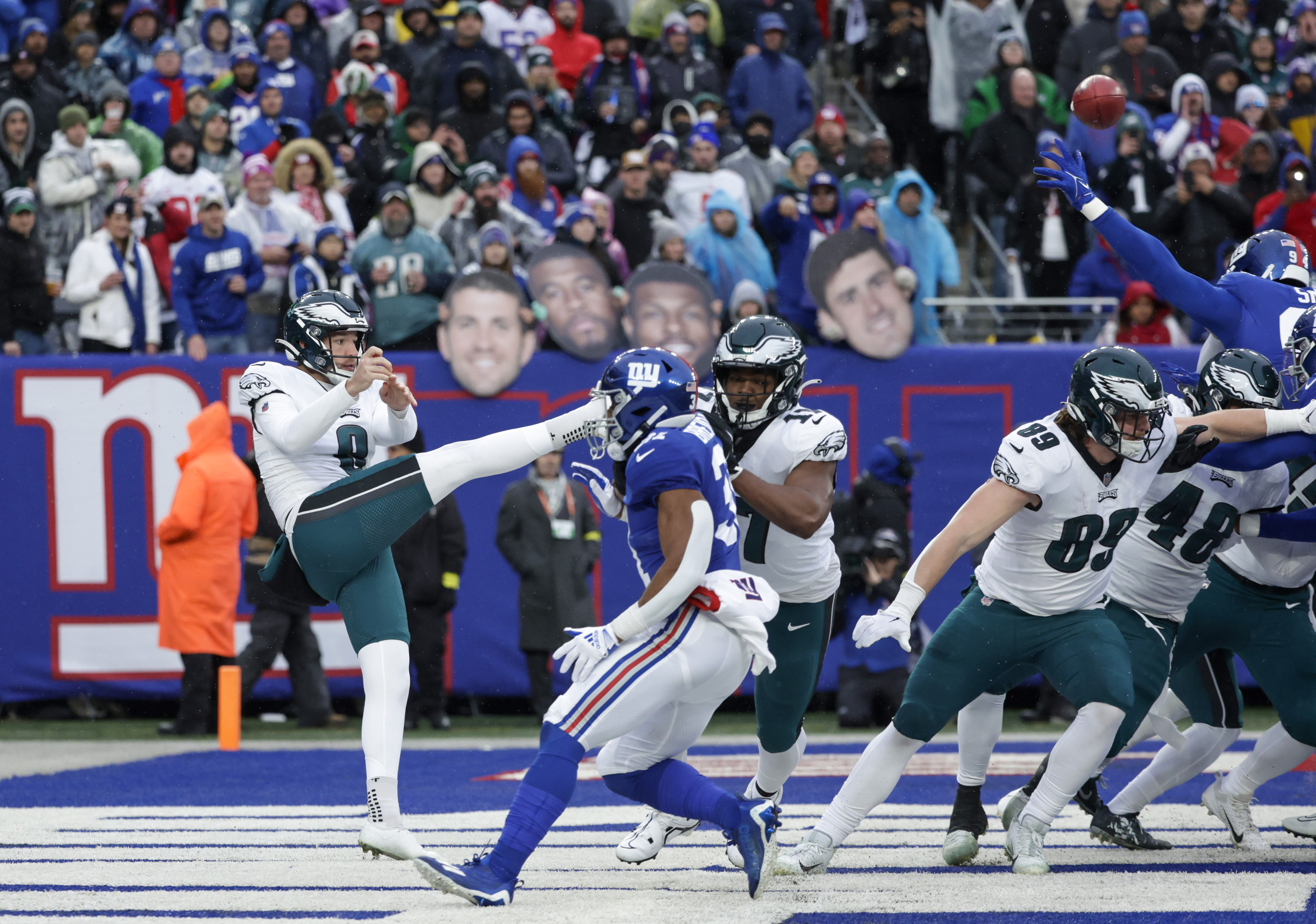 Giants embarrassed by Eagles as free-fall continues