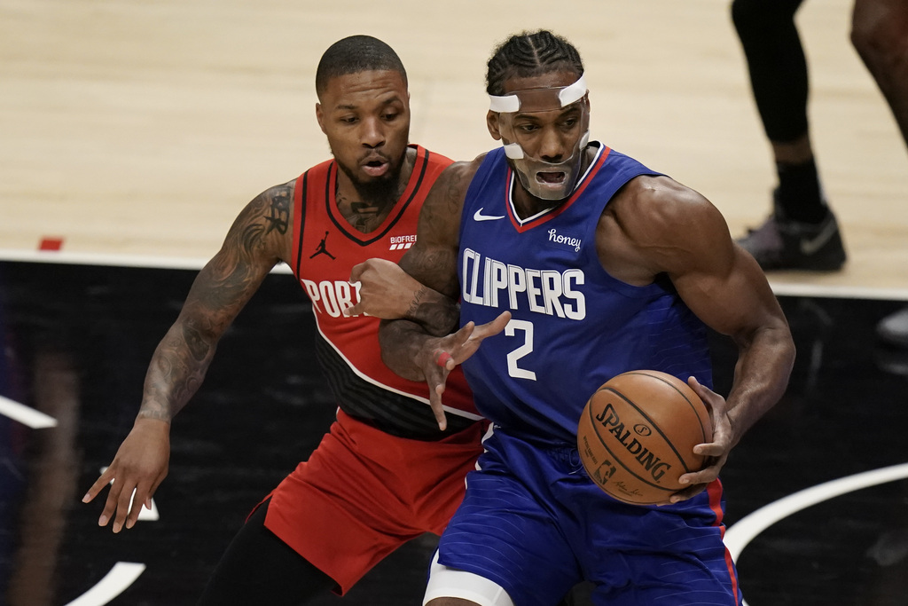 LOS ANGELES, CA - DECEMBER 03: Los Angeles Clippers Guard Paul George (13)  shoots a three pointer during a NBA game between the Portland Trail Blazers  and the Los Angeles Clippers on