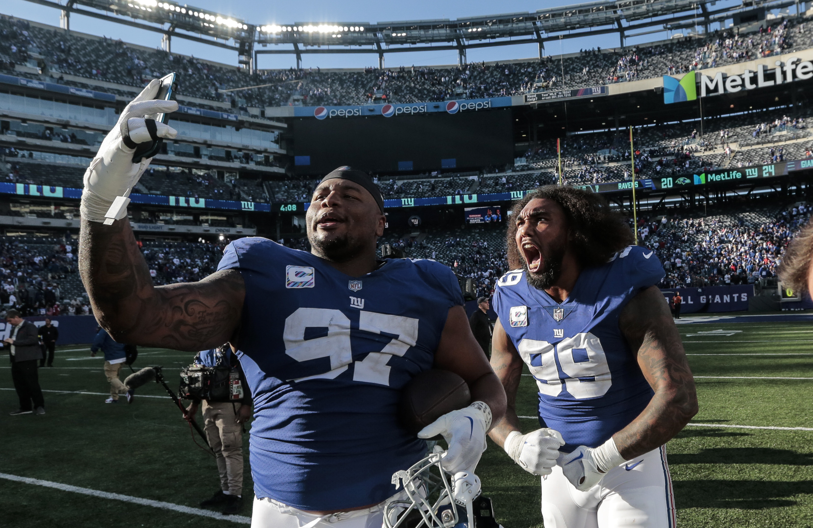 New York Giants' Leonard Williams (99) warms up before an NFL