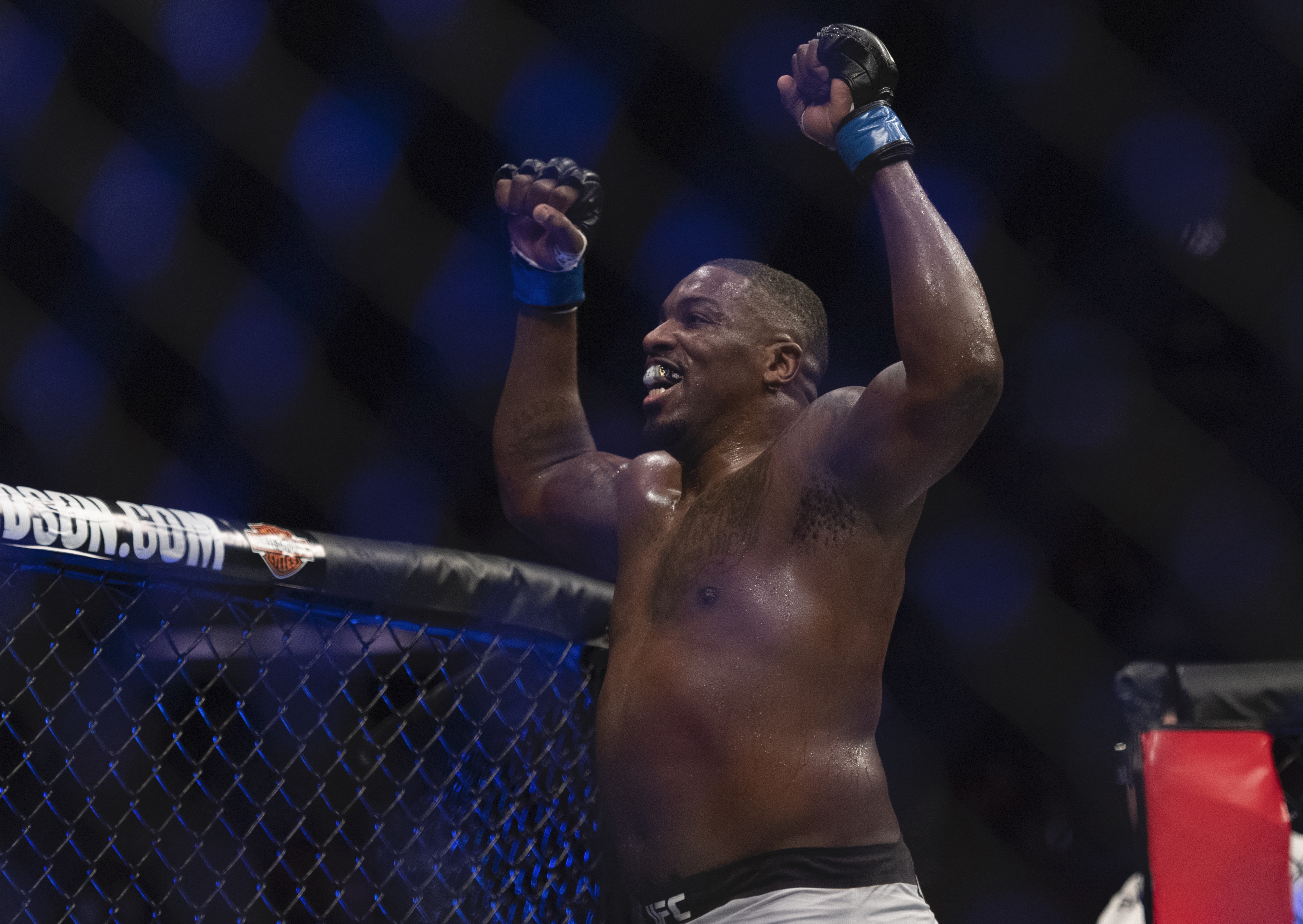 Ufc live stream. Walt Harris. Walt Harris UFC. Уолт Харрис американский боец без правил. Крис Барнетт Уолт Харрис.