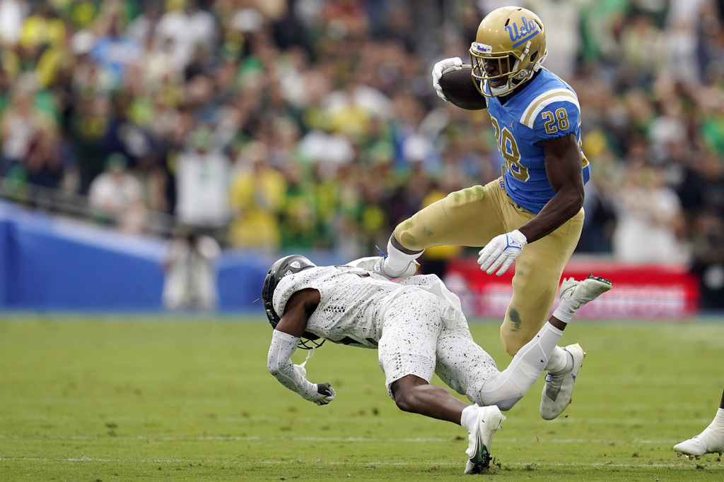 Kayvon Thibodeaux has career-high 9 tackles, 4.5 for loss for No. 10 Oregon  Ducks in 34-31 win at UCLA 