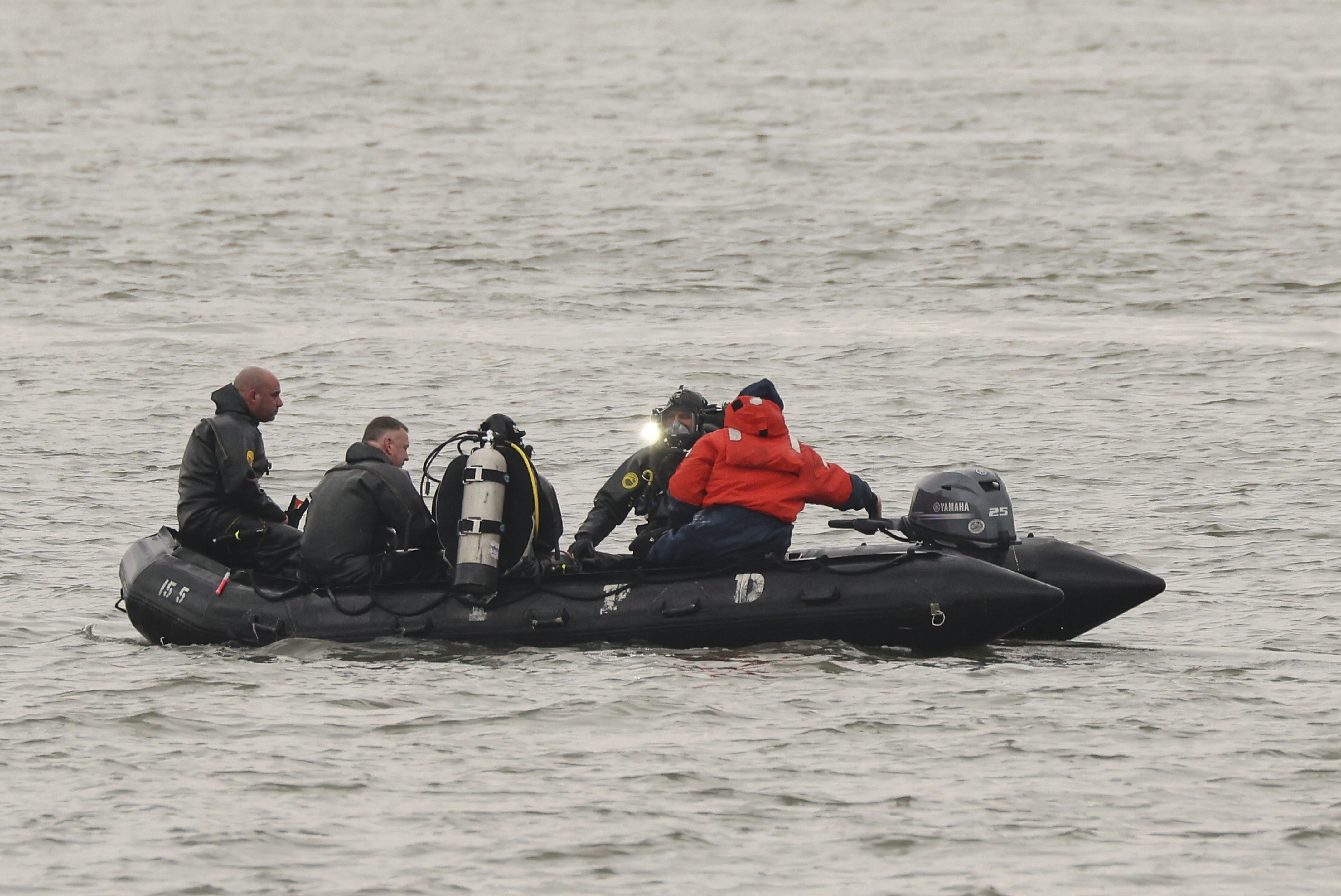 Divers resume search for helicopter parts after it crashed into