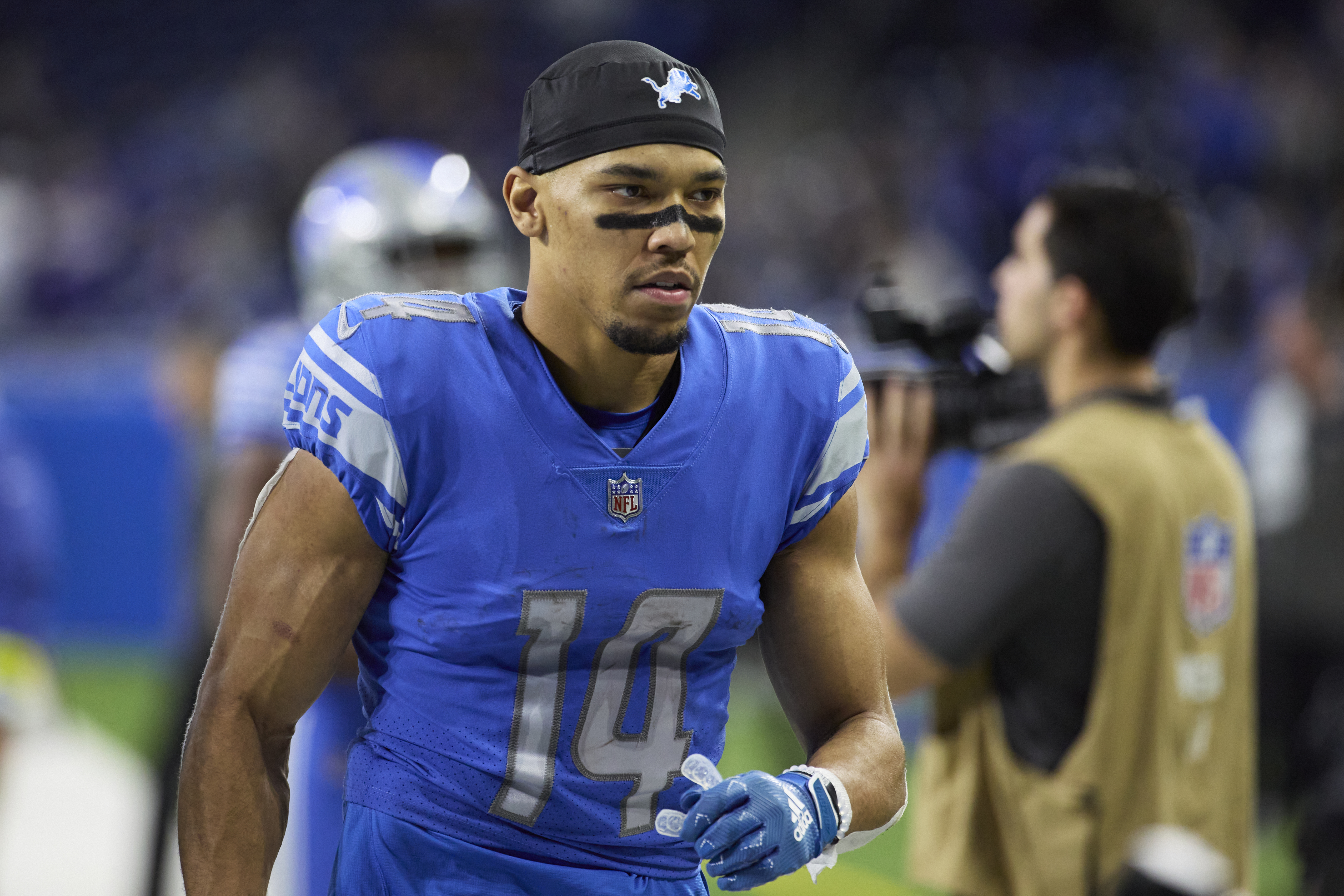 Detroit Lions star gives West Michigan varsity football team pre-game pep  talk 