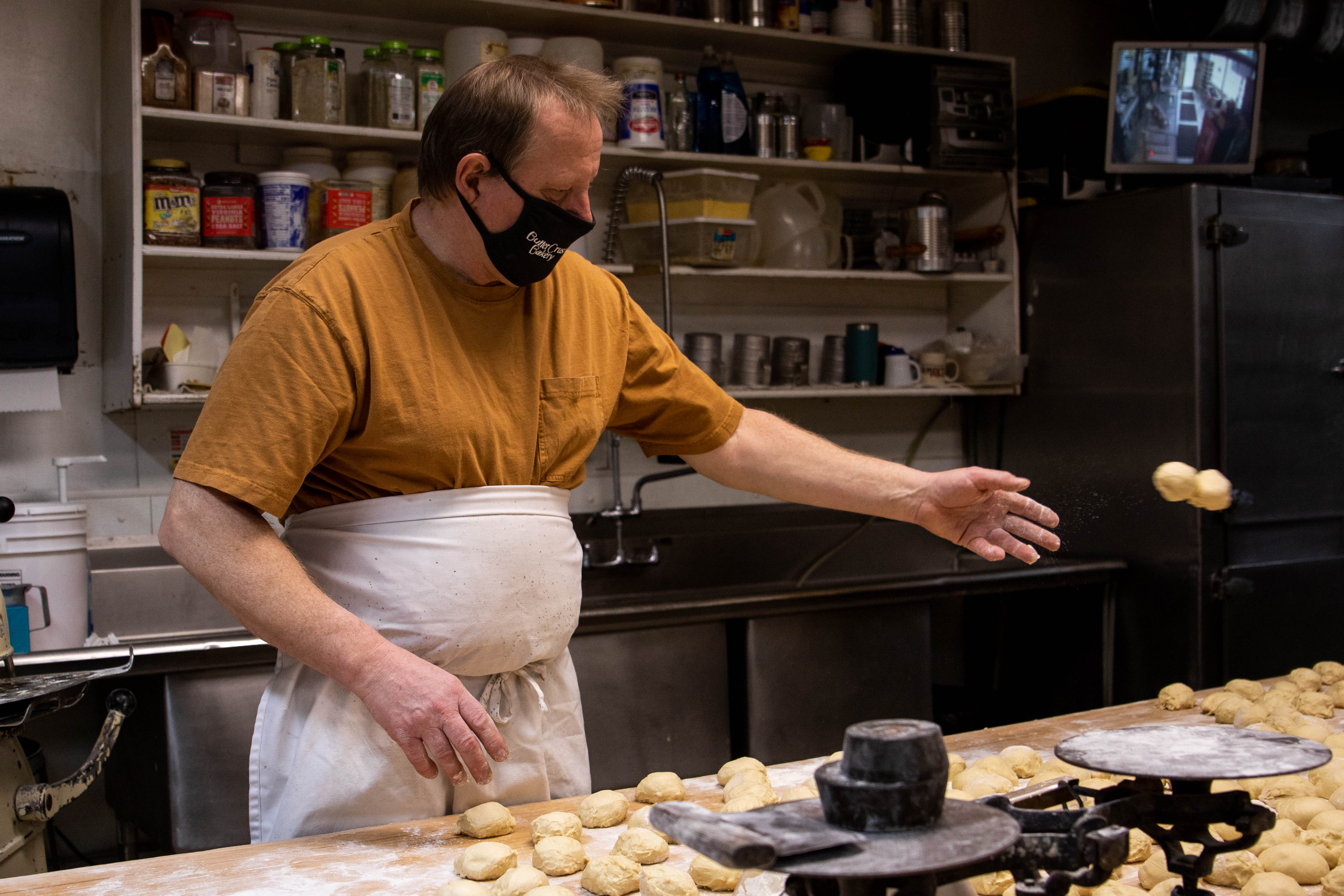 Butter Crust Bakery prepares hundreds of Paczkis for 'Fat Tuesday'