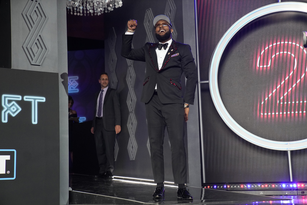 Oregon defensive end Kayvon Thibodeaux holds up a jersey for the New York  Giants with the 5th pick in the NFL football draft on Thursday, April, 28  2022 in Las Vegas. (AP