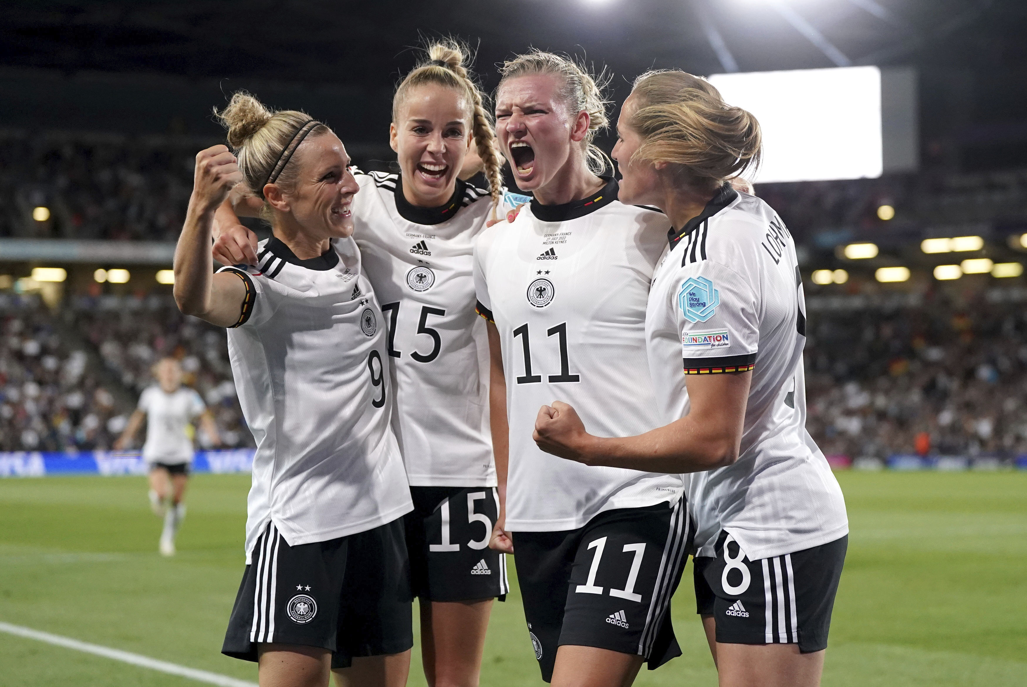 Футбол германия время. Женская сборная Англии по футболу. Женский футбол Франция Германия. Женская сборная Германии по футболу. Англия Германия женщины.