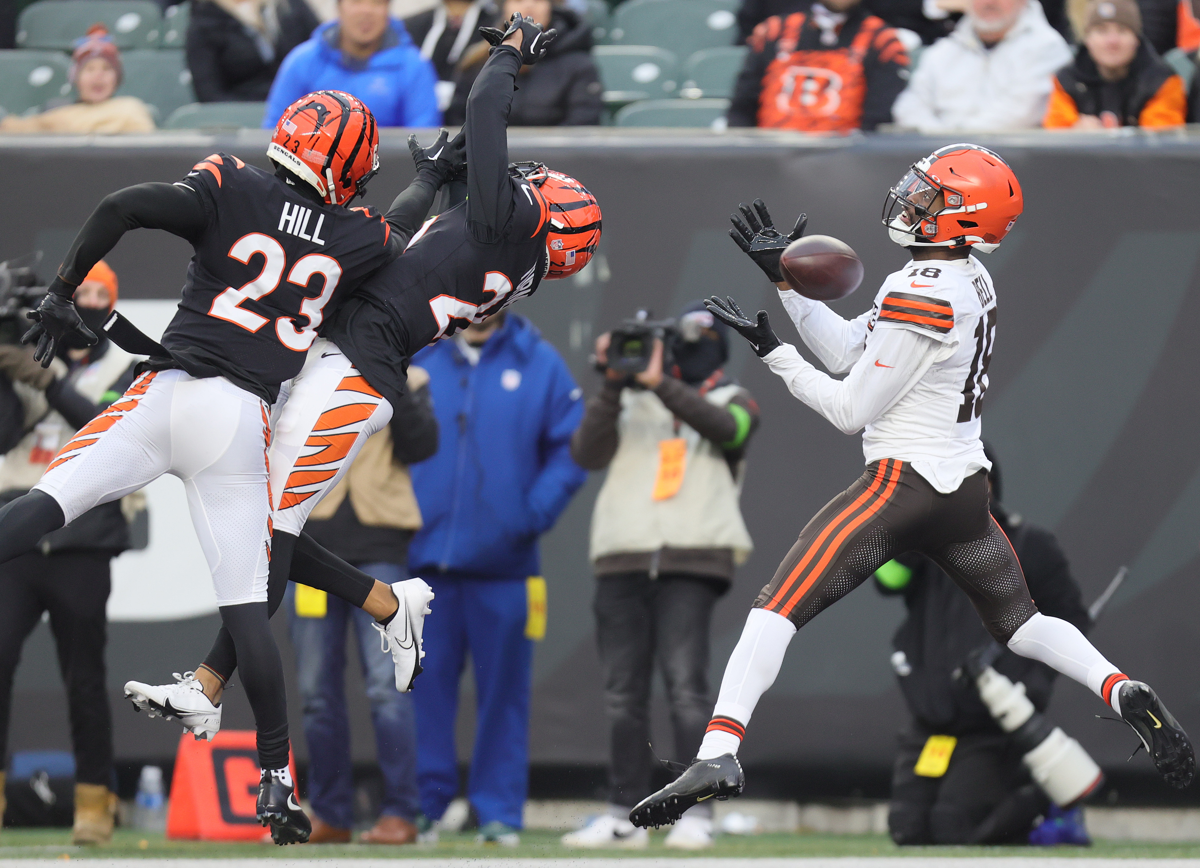 Cleveland Browns wide receiver David Bell hauls in a touchdown pass defended by Cincinnati Bengals safety Dax Hill (23) and Cincinnati Bengals cornerback DJ Turner II in the second half