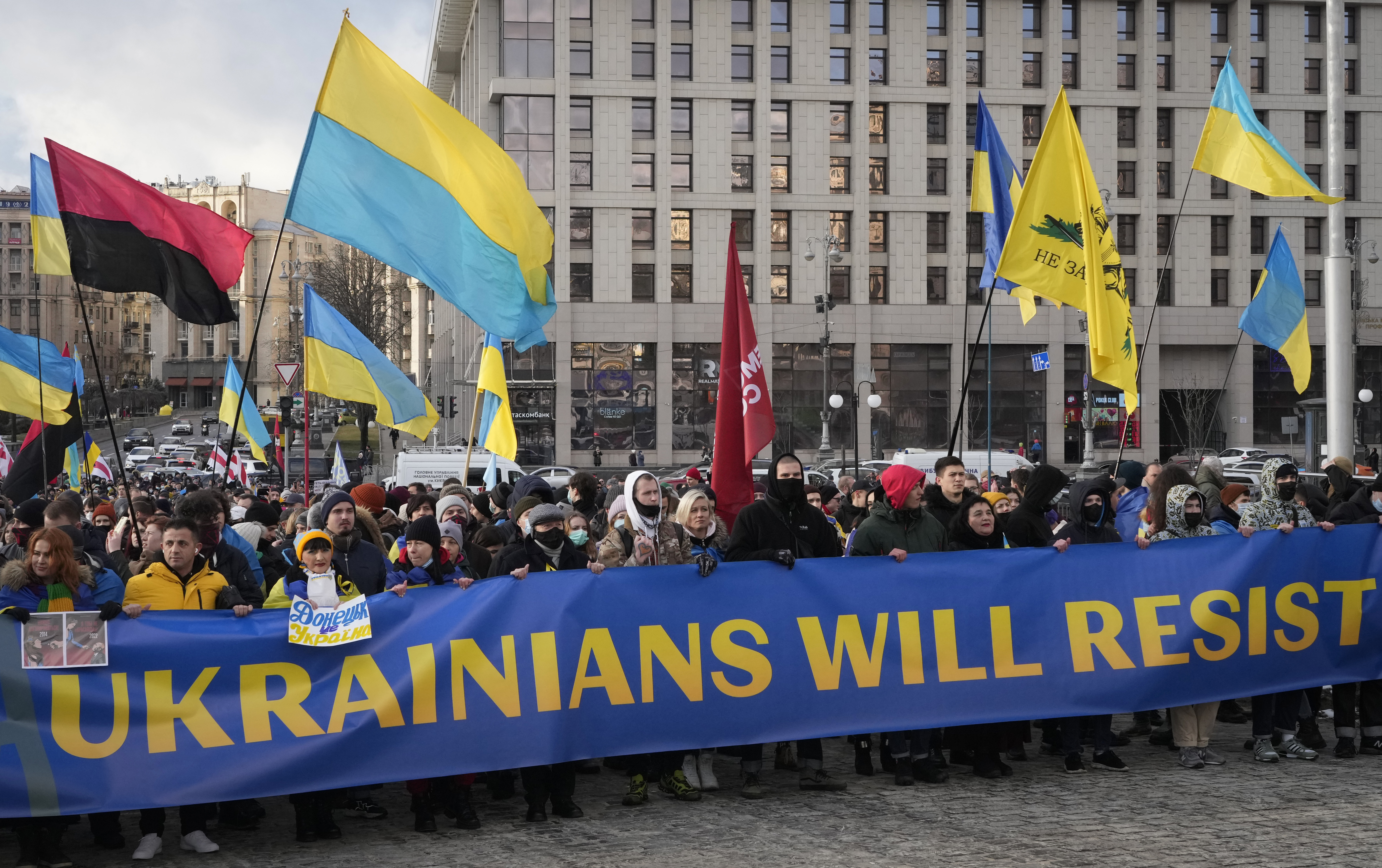 Киев против. Украинские флаги на митинге в Москве. Россия против Украины. Кризис на Украине. Россия Украина 2022.