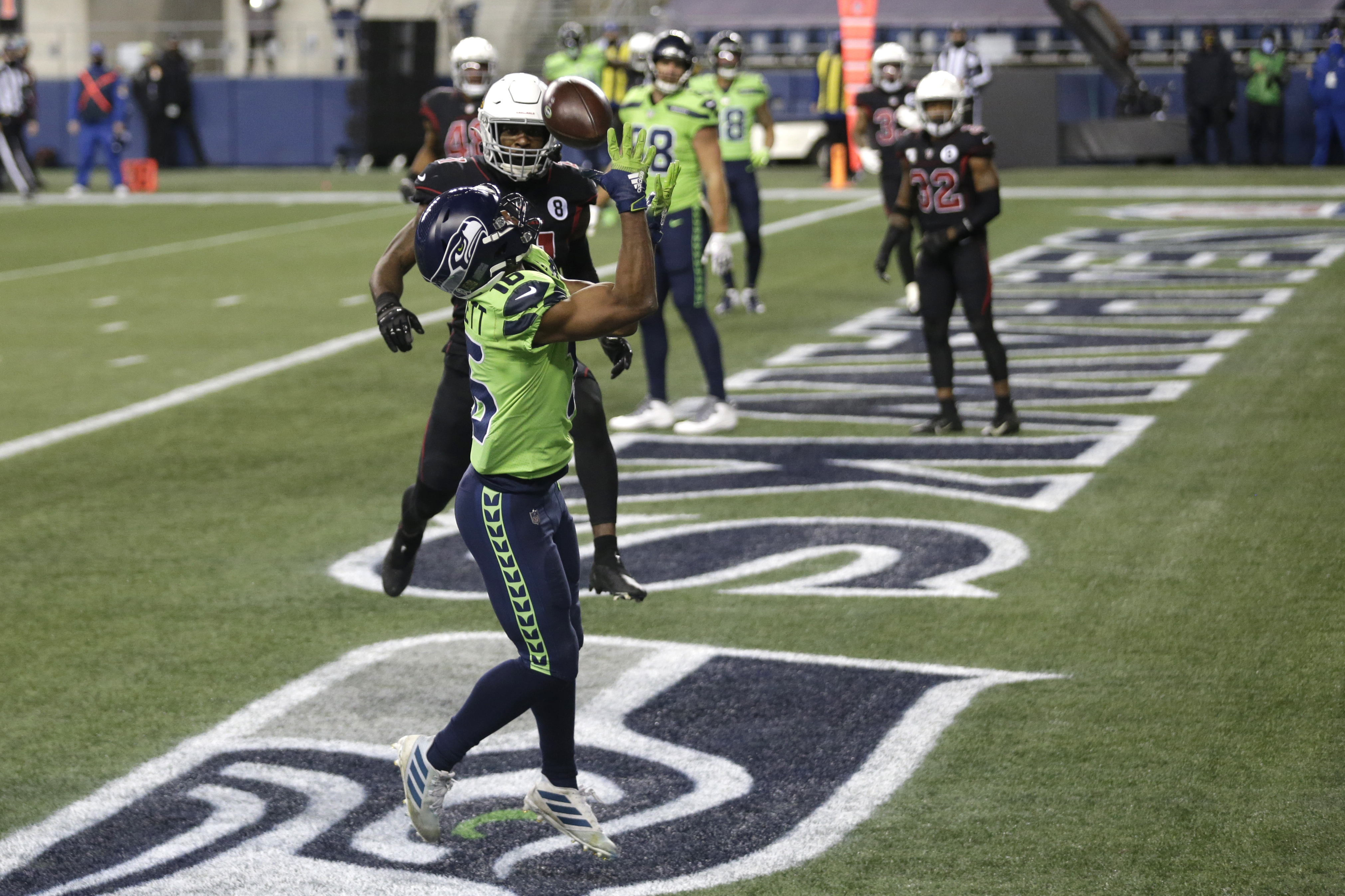 Wilson throws for 2 TDs, Seahawks hold off Cardinals 28-21