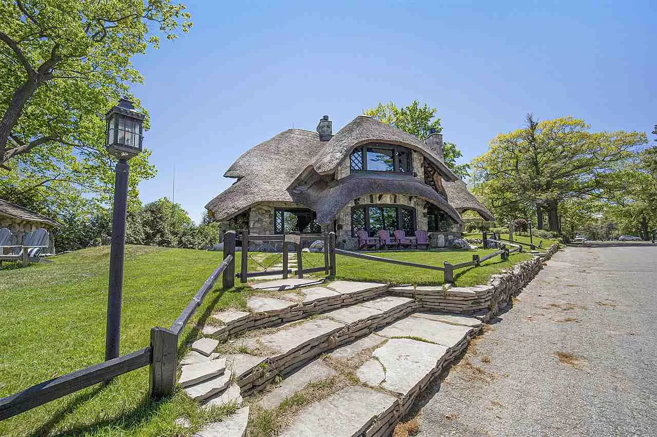 Michigan's Thatch House Is a Masterful Mushroom-Styled Renovation