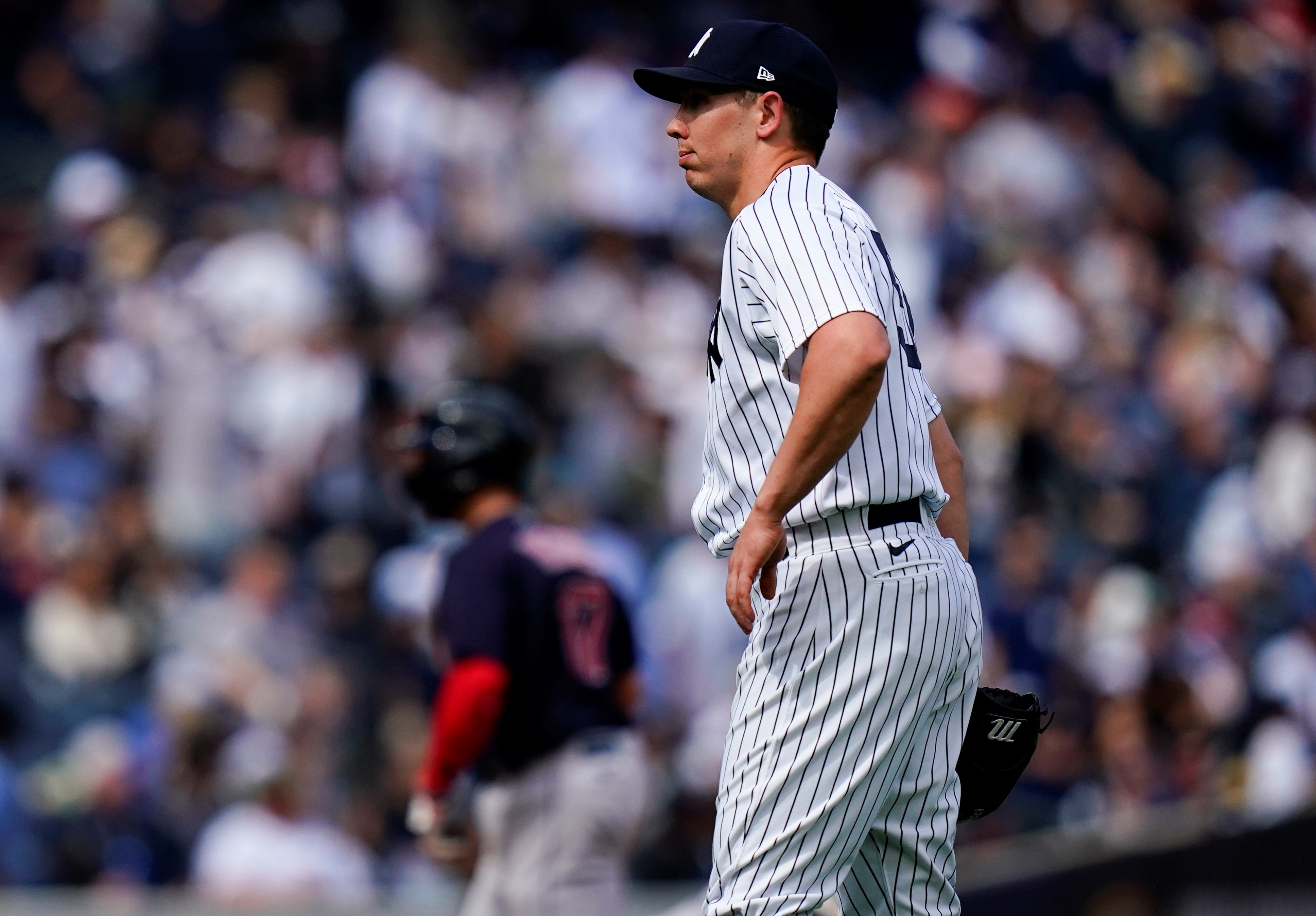 Yankees fans pelt Cleveland Guardians outfielders with debris