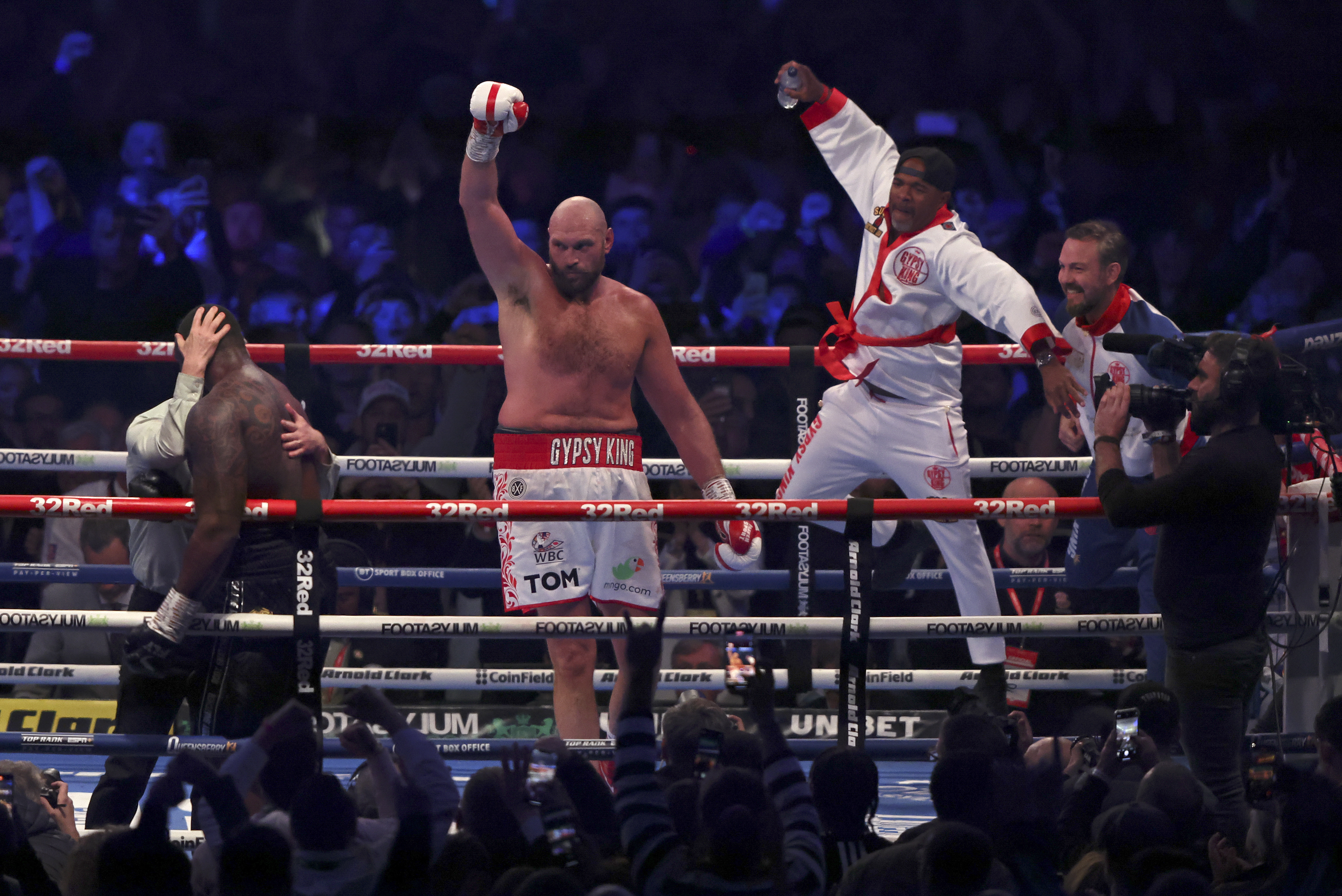 Tyson Fury retains heavyweight boxing belt in final fight Im a legend