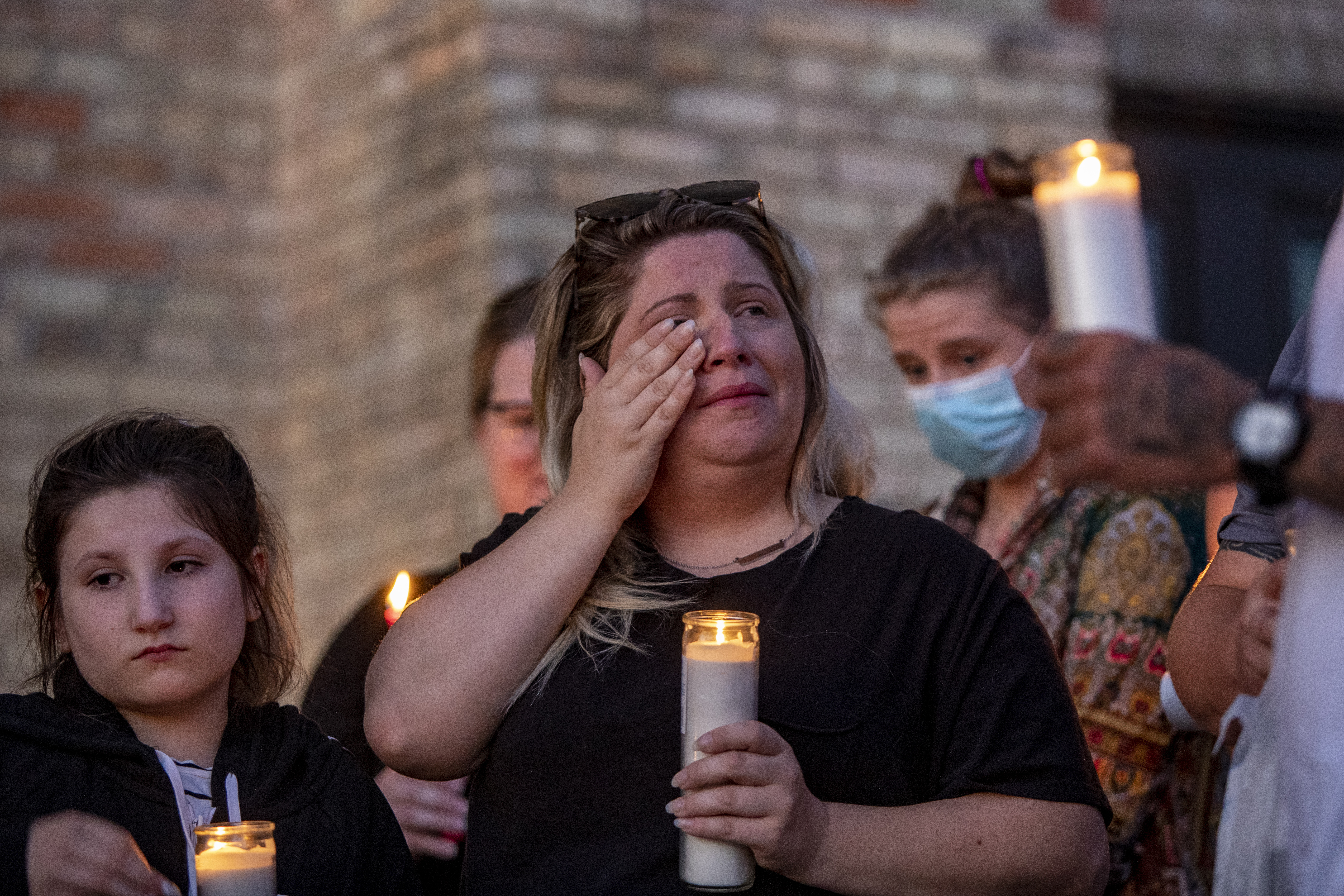 Candlelight vigil honors memory of stabbing victim in downtown Muskegon(02)