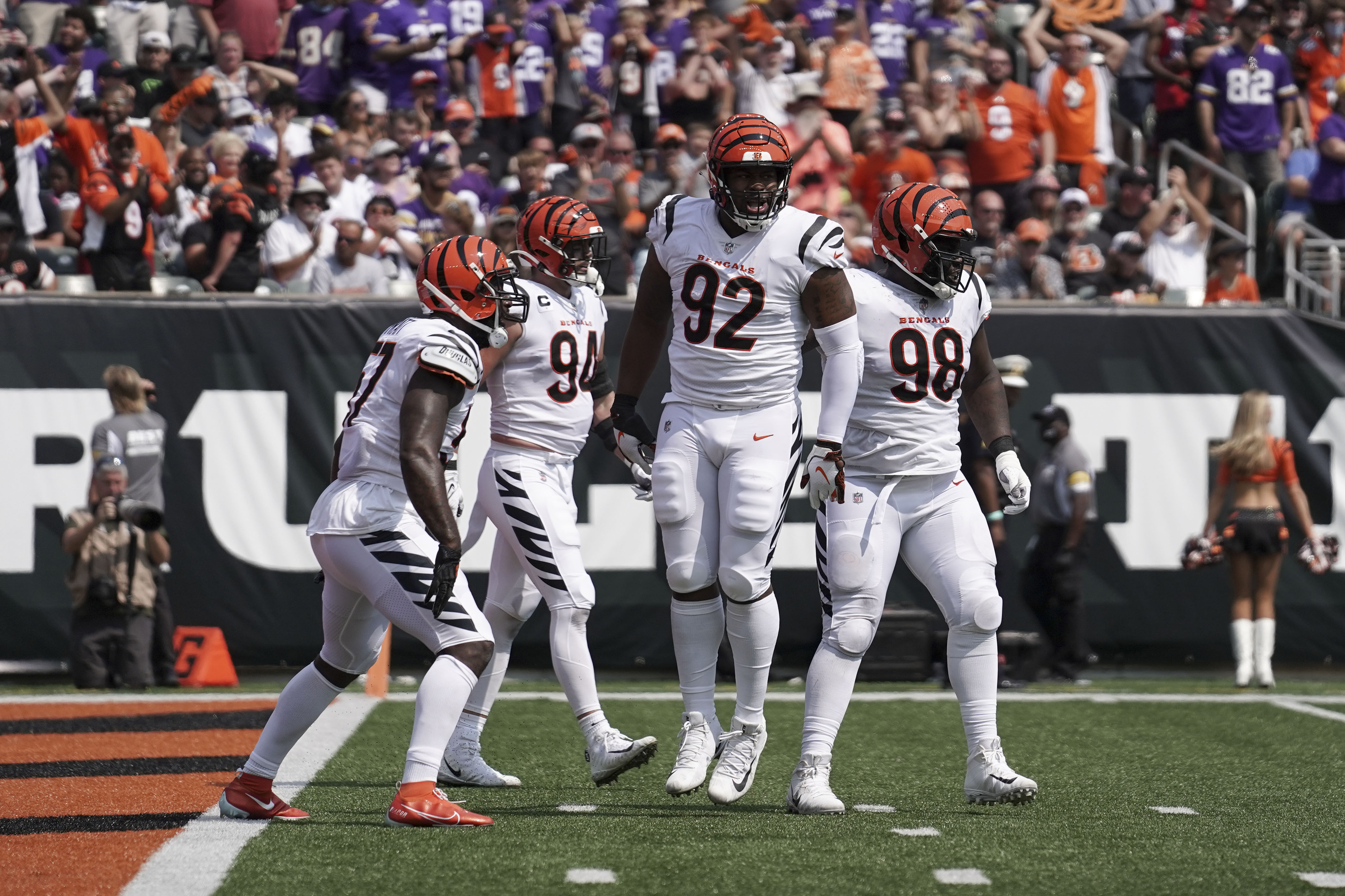 Bengals' BJ Hill takes photos, DJ Reader throws Rays-Reds first pitch