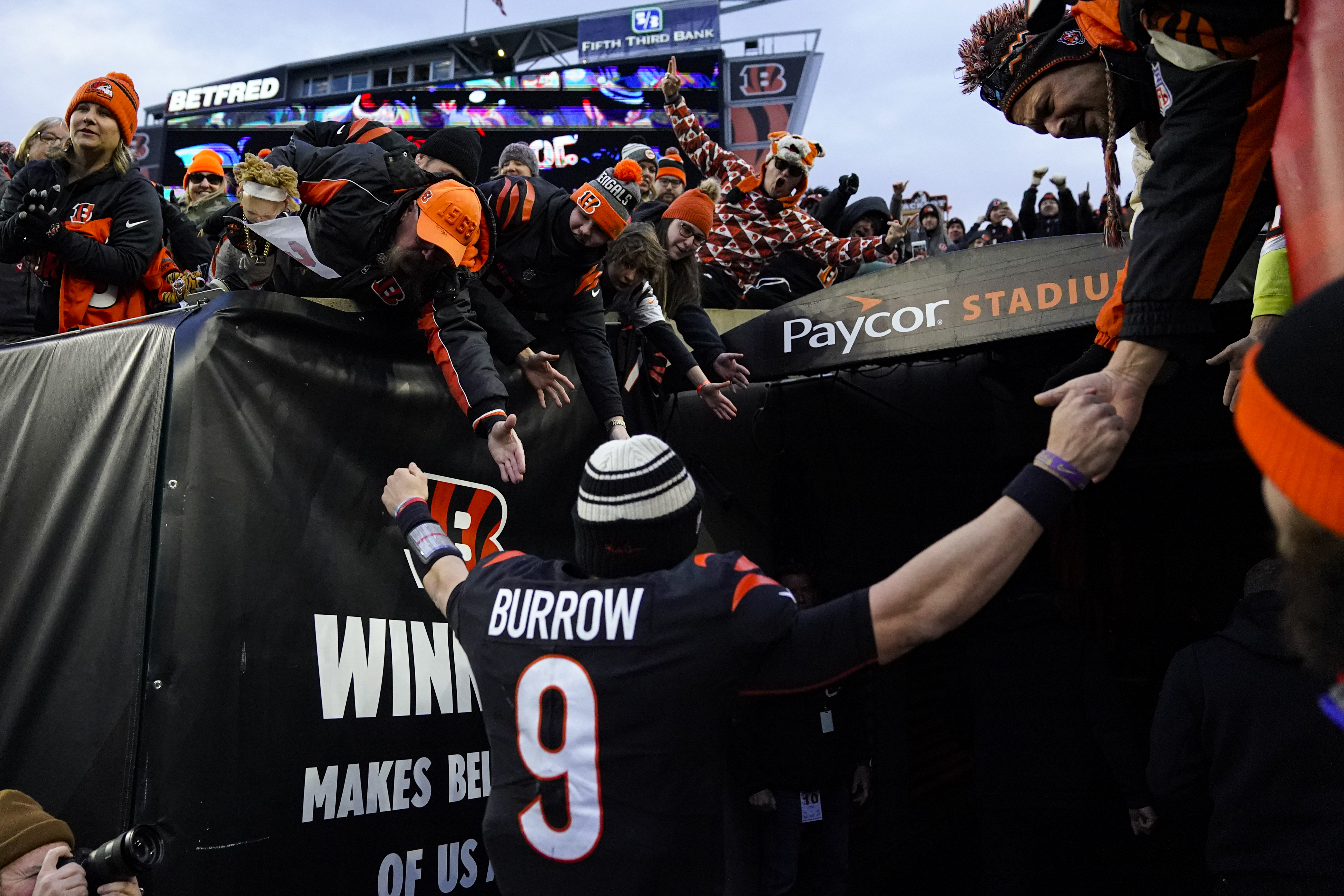 Blue Jackets back Cincinnati Bengals with Joe Burrow jerseys