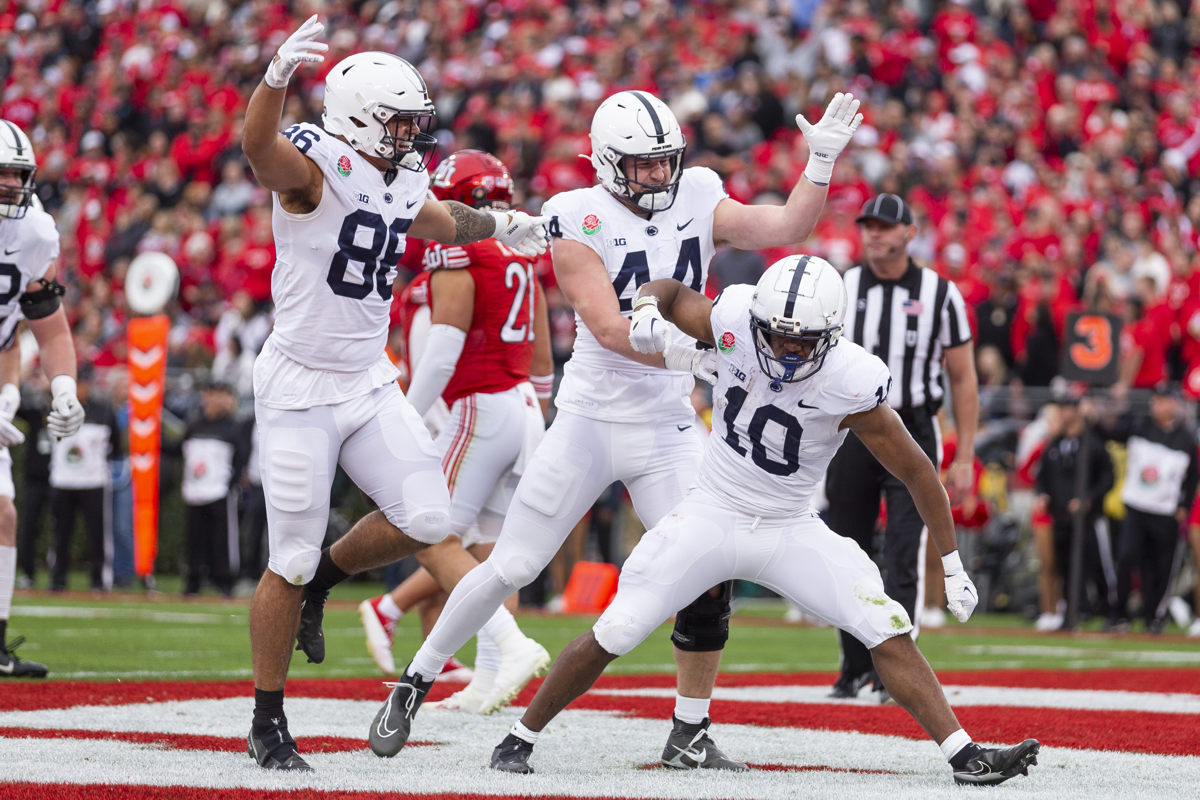 Penn State Players, Coaches Honor Franco Harris at Rose Bowl