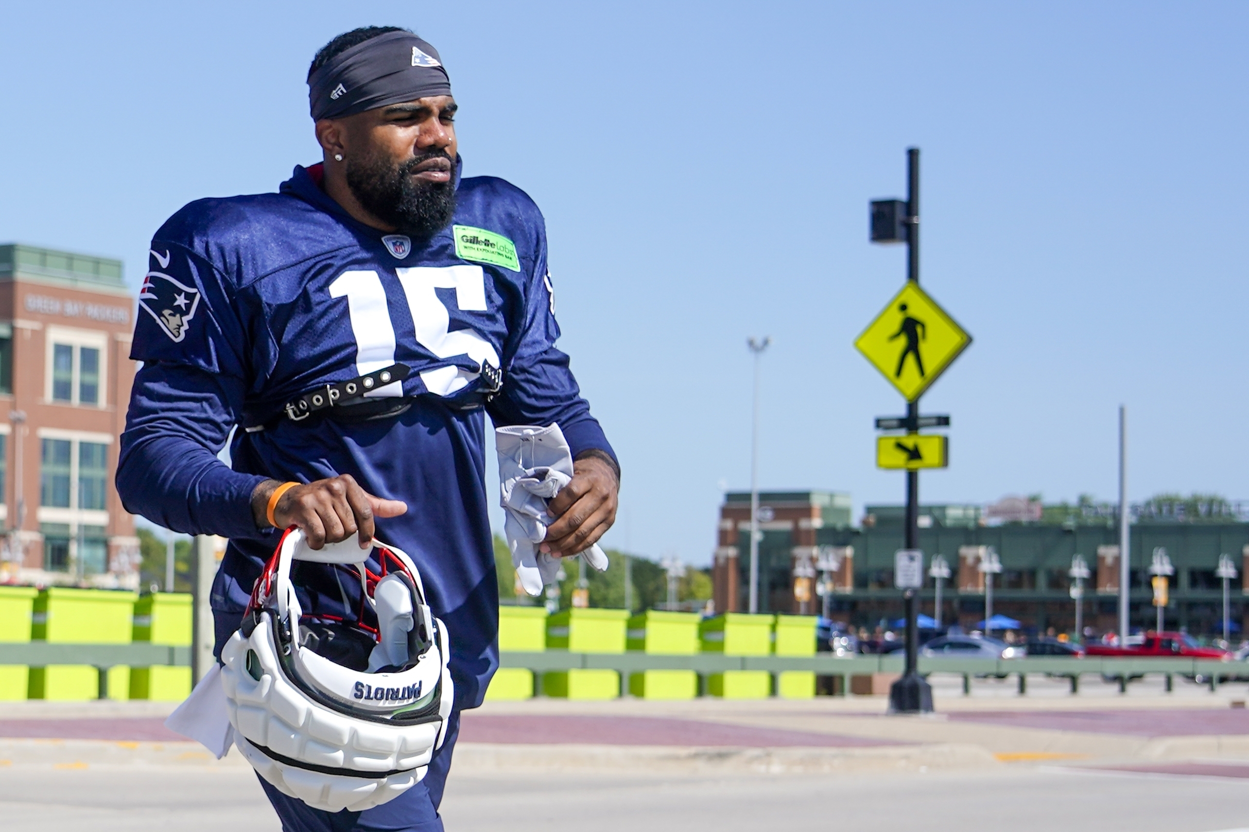 Ezekiel Elliott shows off new Patriots jersey in Instagram story