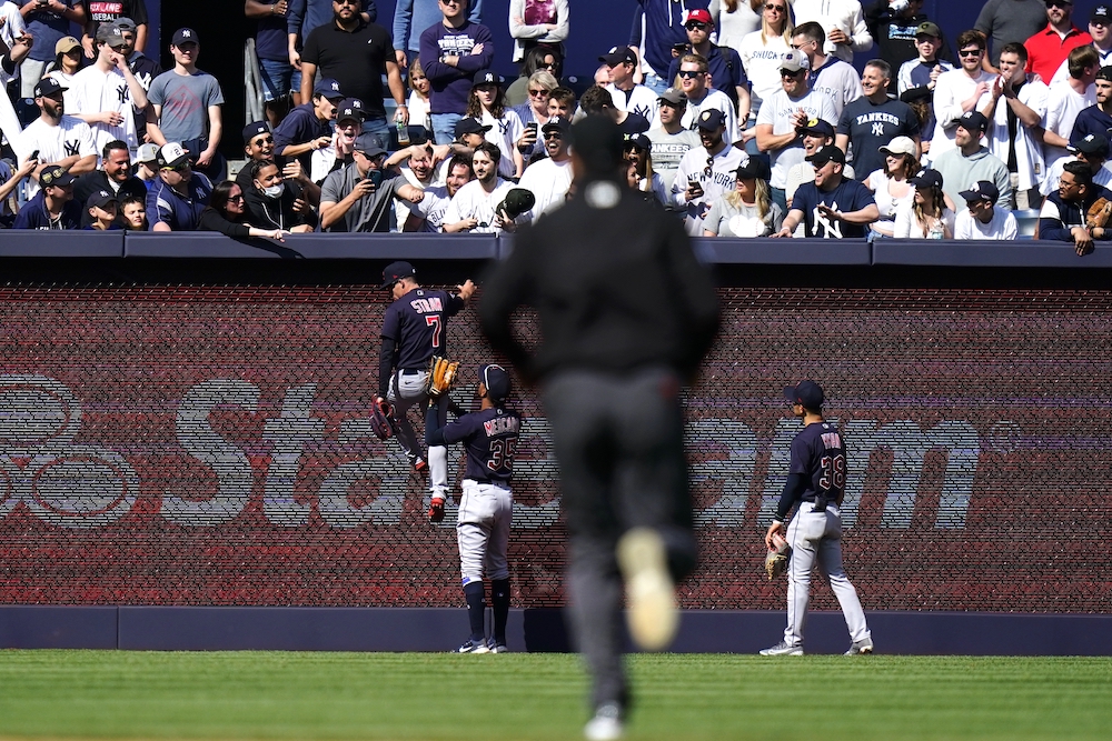 Yankee Fans Throw Trash, Beer Cans At Gaurdian Players